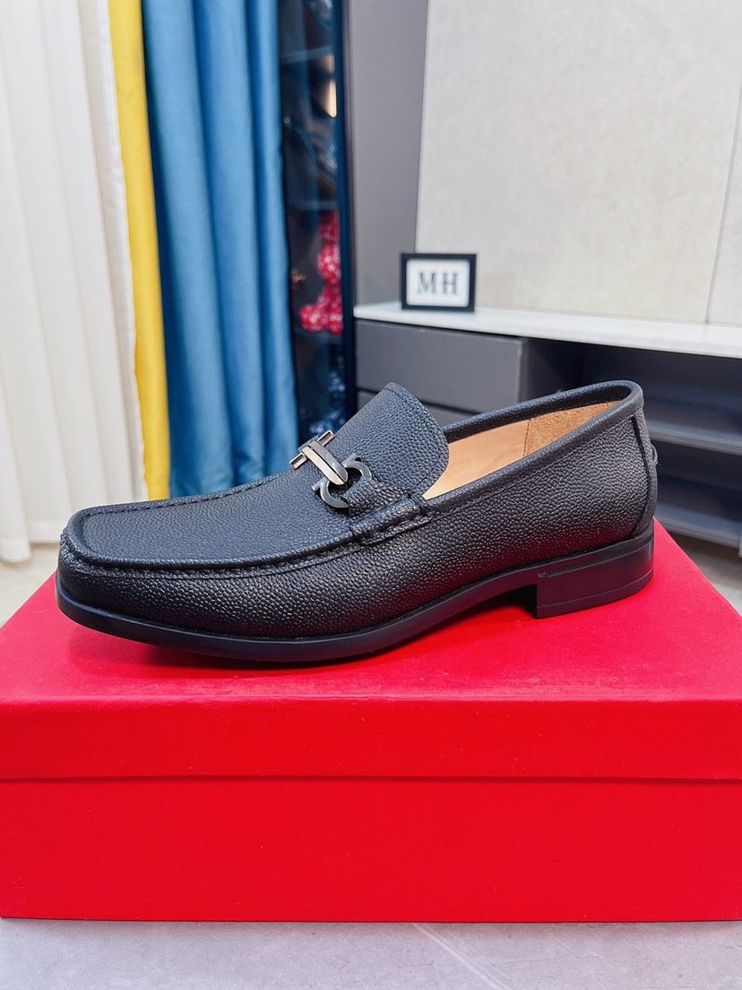 J5  菲拉格慕原单鞋面复刻 更是原单货 超级霸气😍 鞋面采用优质牛皮皮料正装商务皮鞋 内外全真皮制作，牛里拒绝脱色磨脚，简单大方超级百搭 鞋面精片经过人工精心设计 🔥原单复刻而上酷毙了 😍懒人套脚便鞋 高品质板鞋，男鞋