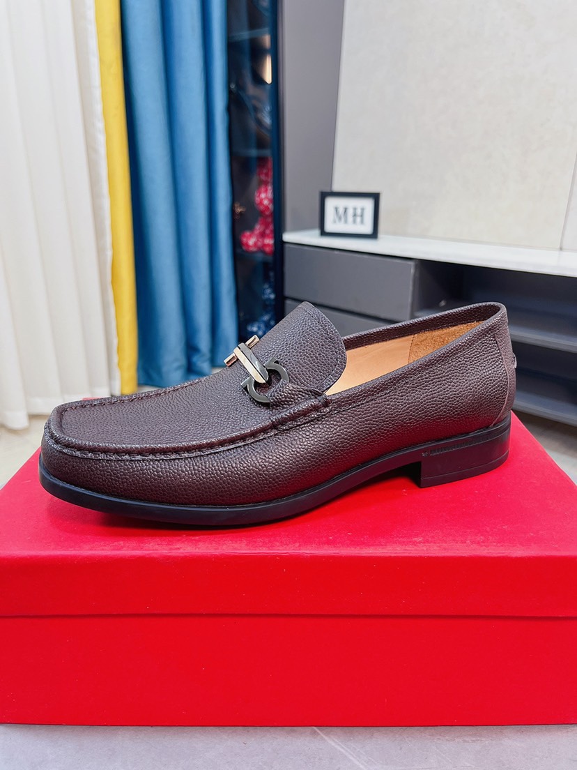 J5  菲拉格慕原单鞋面复刻 更是原单货 超级霸气😍 鞋面采用优质牛皮皮料正装商务皮鞋 内外全真皮制作，牛里拒绝脱色磨脚，简单大方超级百搭 鞋面精片经过人工精心设计 🔥原单复刻而上酷毙了 😍懒人套脚便鞋 高品质板鞋，男鞋