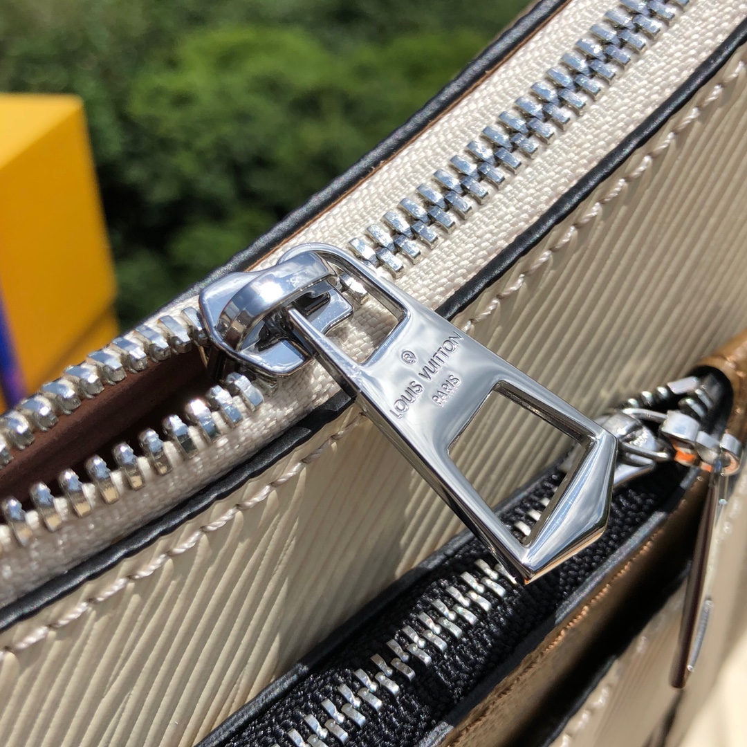 🌼 m80688尺寸25×15×8LV marelle腋下包!新款hobo水波纹配上奶昔白简直就是一绝，