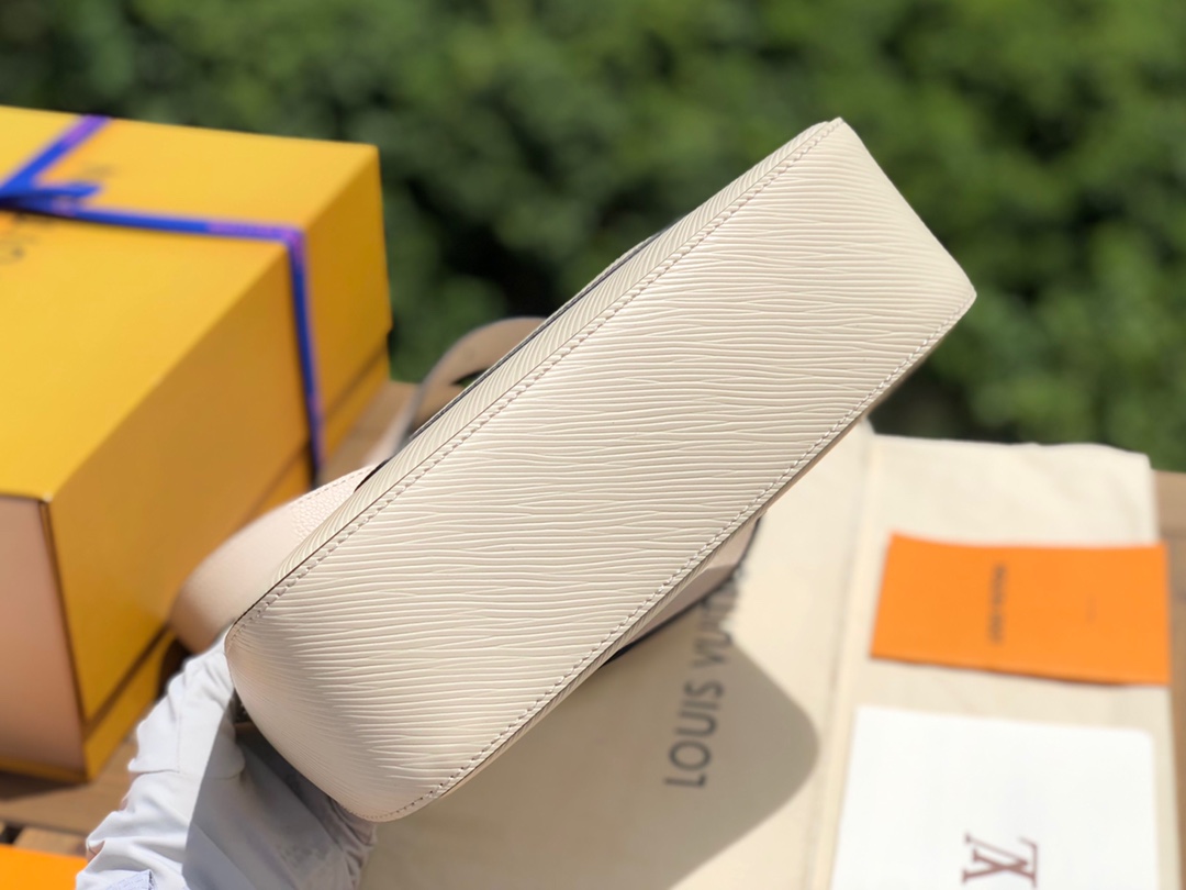 🌼 m80688尺寸25×15×8LV marelle腋下包!新款hobo水波纹配上奶昔白简直就是一绝，