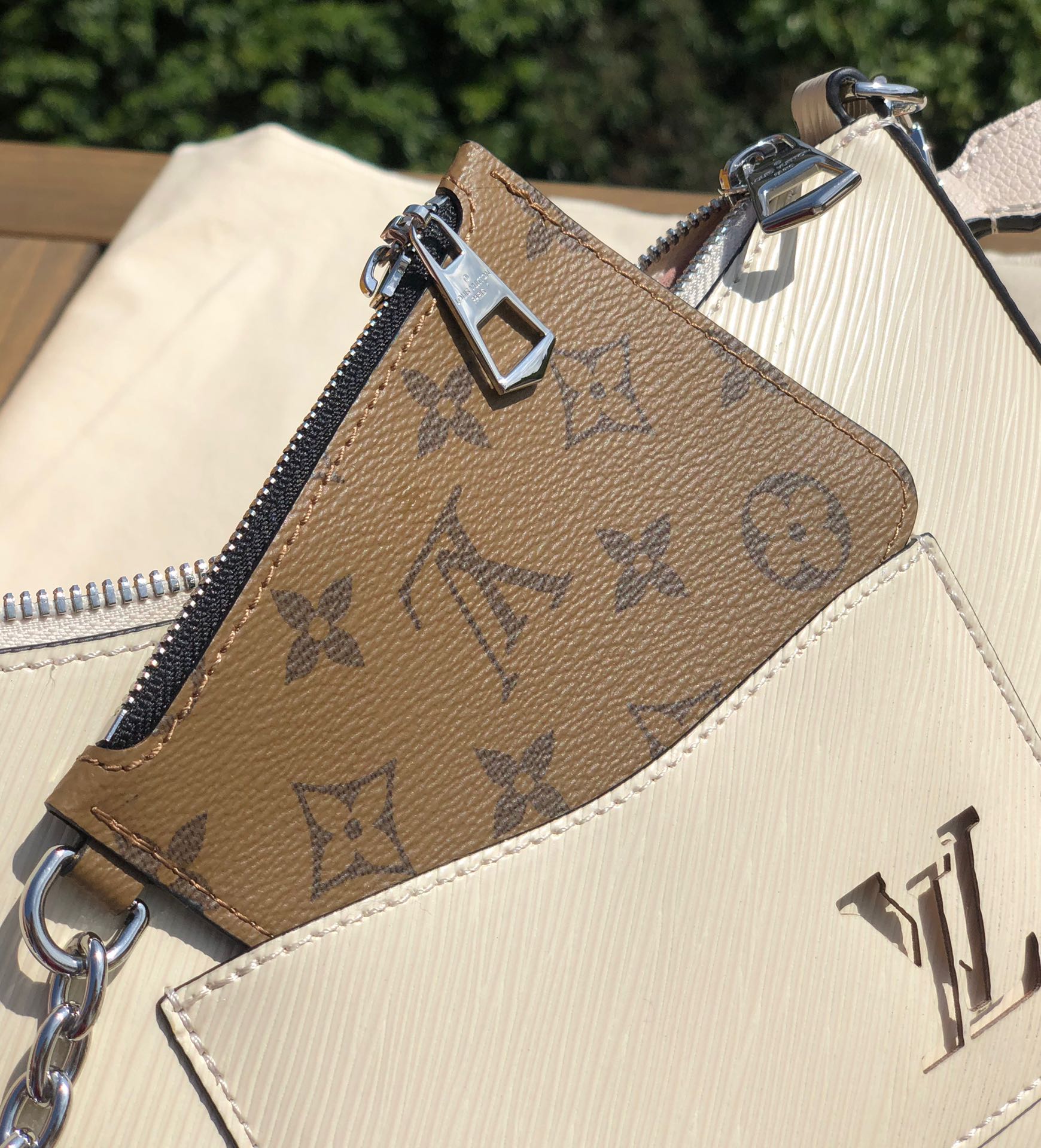 🌼 m80688尺寸25×15×8LV marelle腋下包!新款hobo水波纹配上奶昔白简直就是一绝，