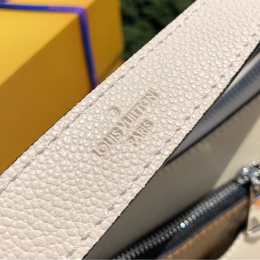 🌼 m80688尺寸25×15×8LV marelle腋下包!新款hobo水波纹配上奶昔白简直就是一绝，