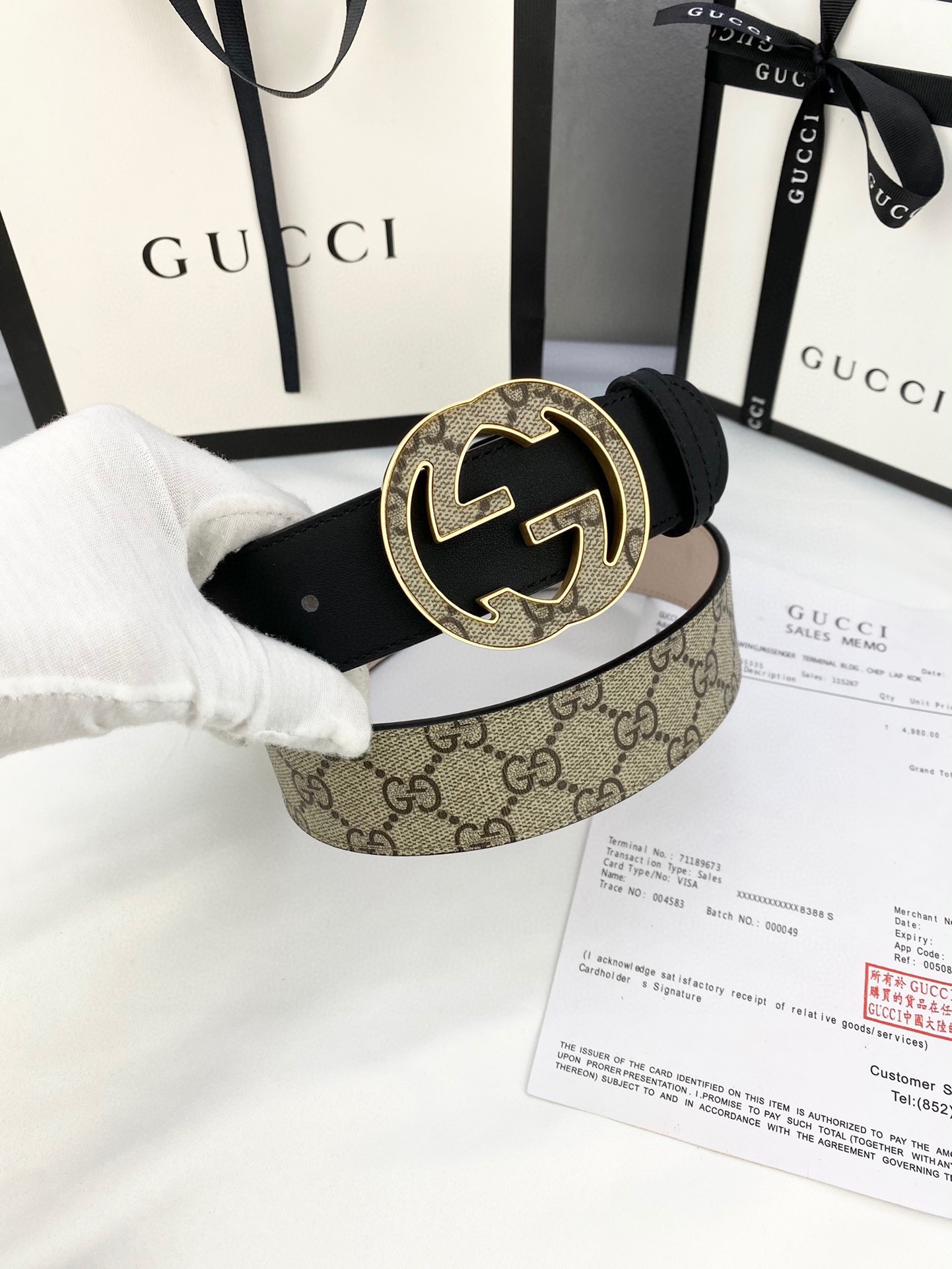 宽度4.0cmgucci这款腰带在新款系列中惊艳亮相采用以标志性米色/乌木色组合呈现的品牌双G精品钢扣字
