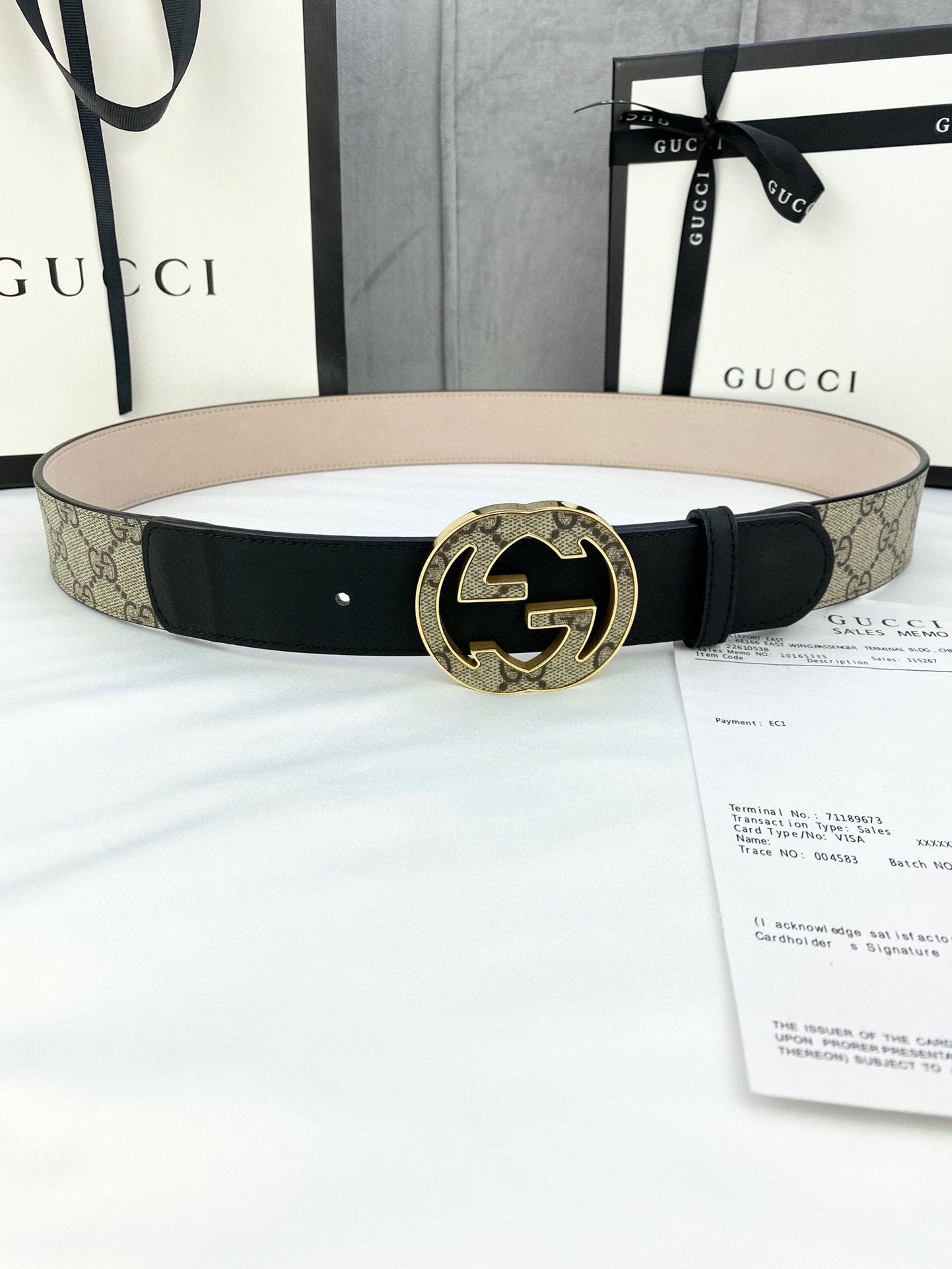 宽度4.0cmgucci这款腰带在新款系列中惊艳亮相采用以标志性米色/乌木色组合呈现的品牌双G精品钢扣字