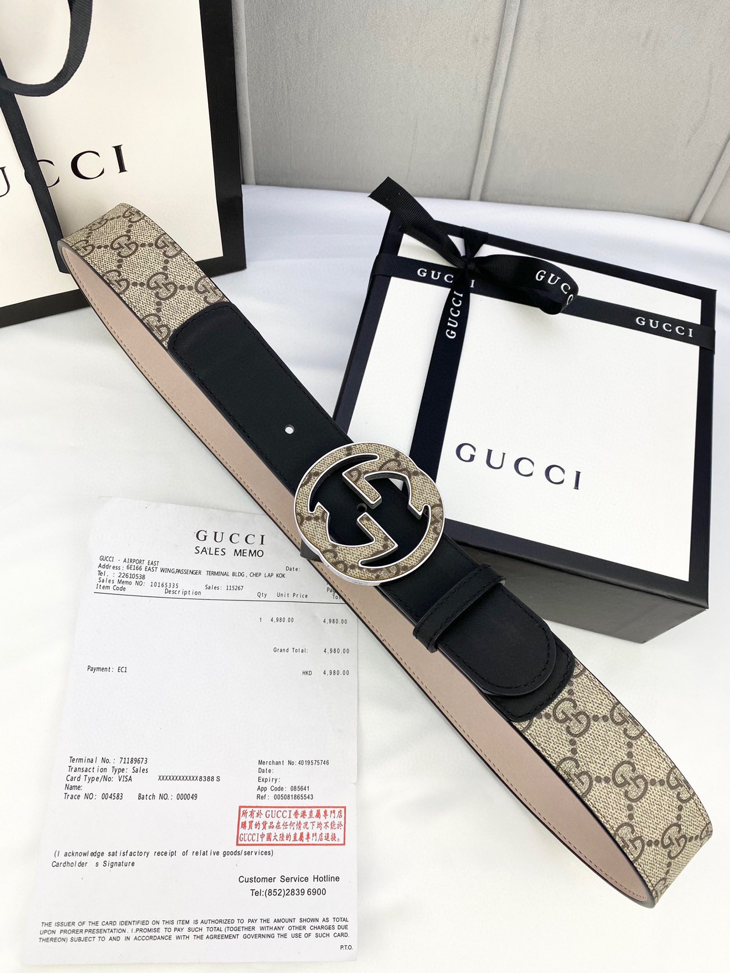 宽度4.0cmgucci这款腰带在新款系列中惊艳亮相采用以标志性米色/乌木色组合呈现的品牌双G精品钢扣字