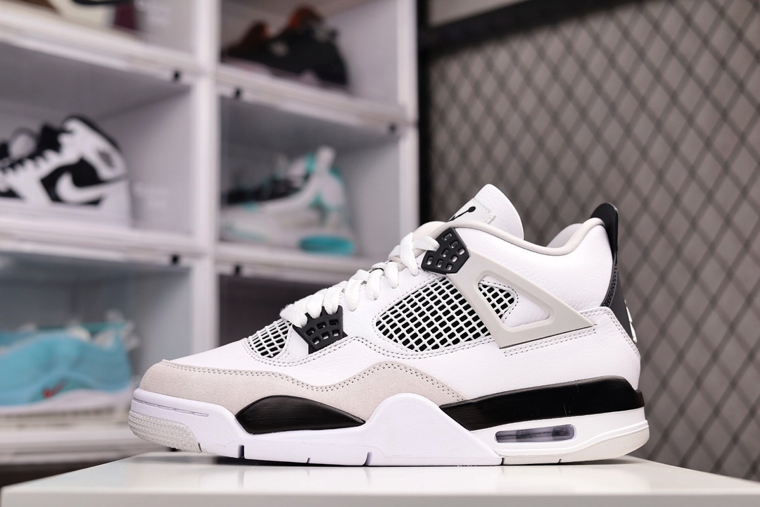 K0 纯原版本 Air Jordan 4 “Military Black” 小白水泥 耗时多个月巨作 重金购买原楦原纸板 确保原汁原味 完美呈现四代版型 原厂织唛标 市面唯一采用原装皮料 正确网格工艺 全方位一致匹配官方细节