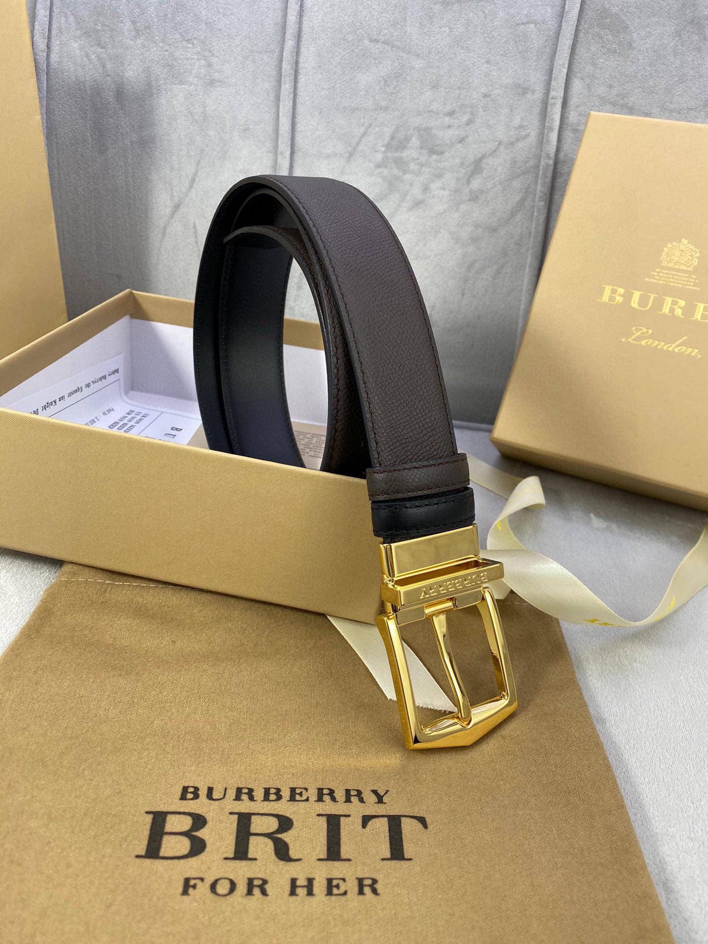宽度3.5cmBURBERRY巴宝利手掌纹皮底/两面头层小牛皮配有金/银/字母扣头该皮带可调节且能根据需