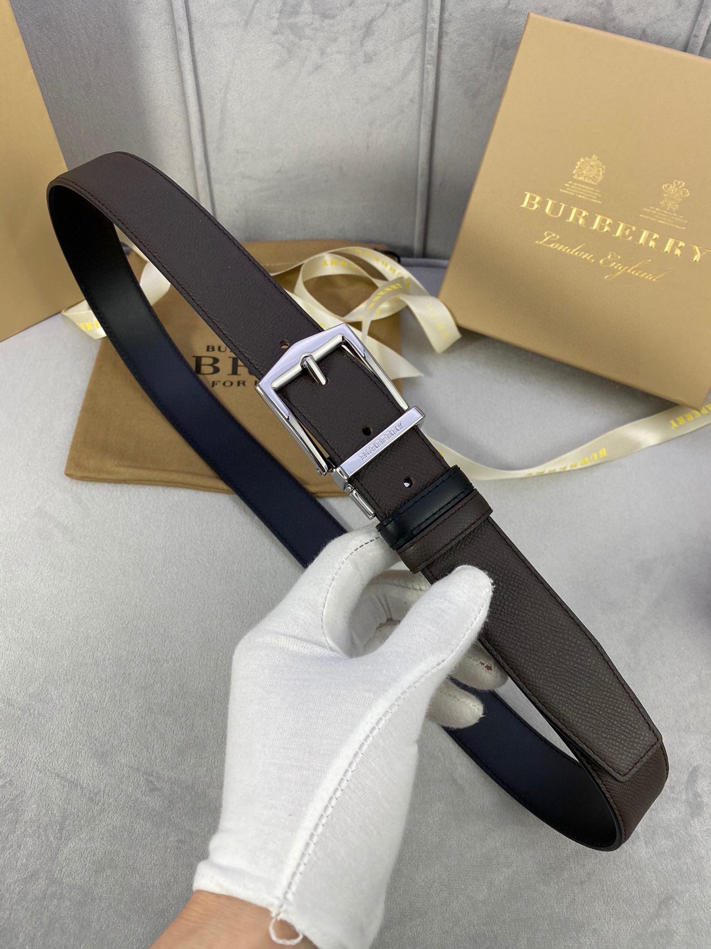 宽度3.5cmBURBERRY巴宝利手掌纹皮底/两面头层小牛皮配有金/银/字母扣头该皮带可调节且能根据需