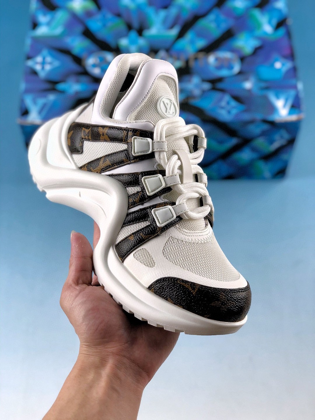 集合图
 核心放店 
ns炸款米兰走秀风，高奢品牌-路易威登Louis Vuitton Archlight Sneakers LV真皮拼色减震网面运动弓型舞蹈复古老爹运动鞋。升级2022原装配件5D效果礼盒及全套原装配件包装物 支持感应NFC官网跳转 雪梨形超软沙绒纸团+细节制造精品 采用头层小牛皮革饰片 独立开发TPU回弹中底 组合TPR耐磨外底#超软皮内里脚垫 尺码：35-39