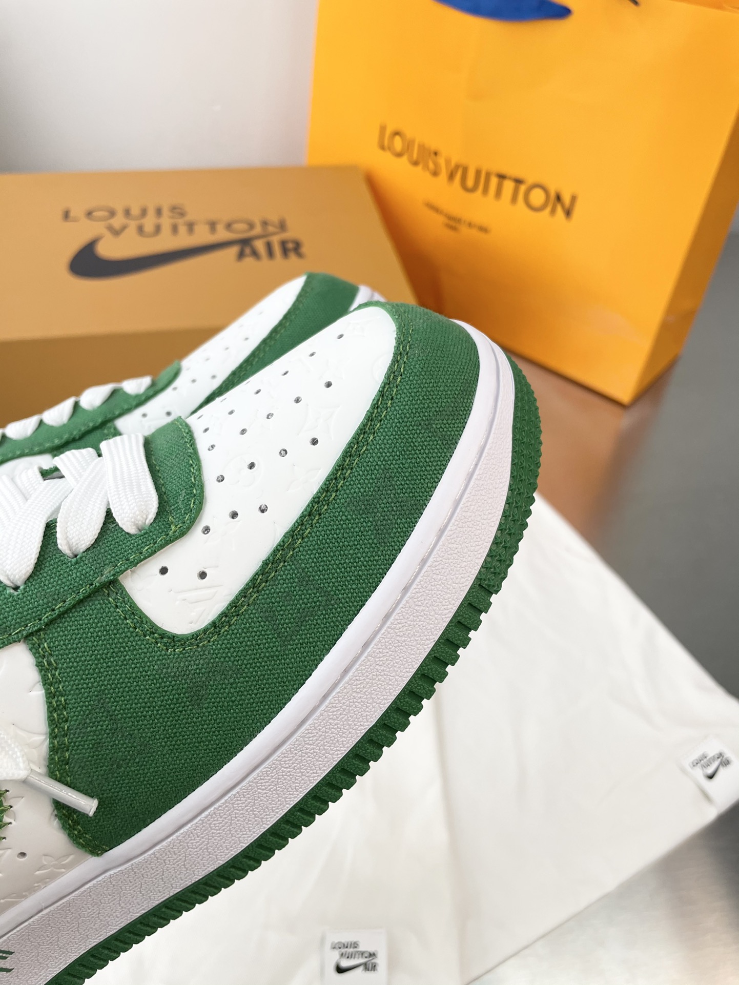 Louis Vuitton × Off-White × Nike Air Force 1 Low 2022FW三方限定联名,由品牌设计师亲手操刀设计。NIKE合作款于2022年发售，可我们现在就有现货啦 最为经典的鞋面加入标志性的老花图案。 牛皮鞋面+定做大底 39-44（38.45定做）