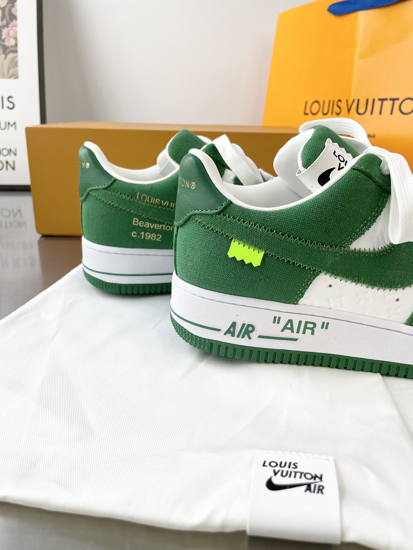 Louis Vuitton × Off-White × Nike Air Force 1 Low 2022FW三方限定联名,由品牌设计师亲手操刀设计。NIKE合作款于2022年发售，可我们现在就有现货啦 最为经典的鞋面加入标志性的老花图案。 牛皮鞋面+定做大底 39-44（38.45定做）