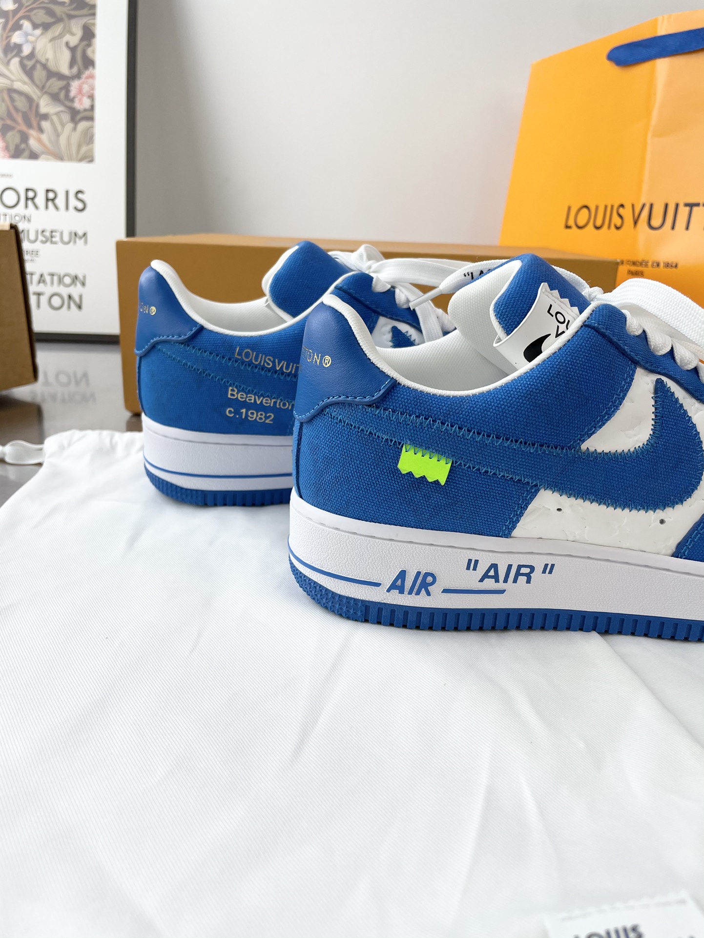 Louis Vuitton × Off-White × Nike Air Force 1 Low 2022FW三方限定联名,由品牌设计师亲手操刀设计。NIKE合作款于2022年发售，可我们现在就有现货啦 最为经典的鞋面加入标志性的老花图案。 牛皮鞋面+定做大底 39-44（38.45定做）