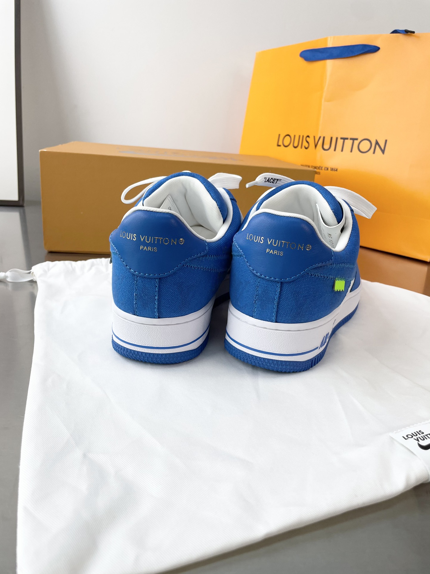 Louis Vuitton × Off-White × Nike Air Force 1 Low 2022FW三方限定联名,由品牌设计师亲手操刀设计。NIKE合作款于2022年发售，可我们现在就有现货啦 最为经典的鞋面加入标志性的老花图案。 牛皮鞋面+定做大底 39-44（38.45定做）