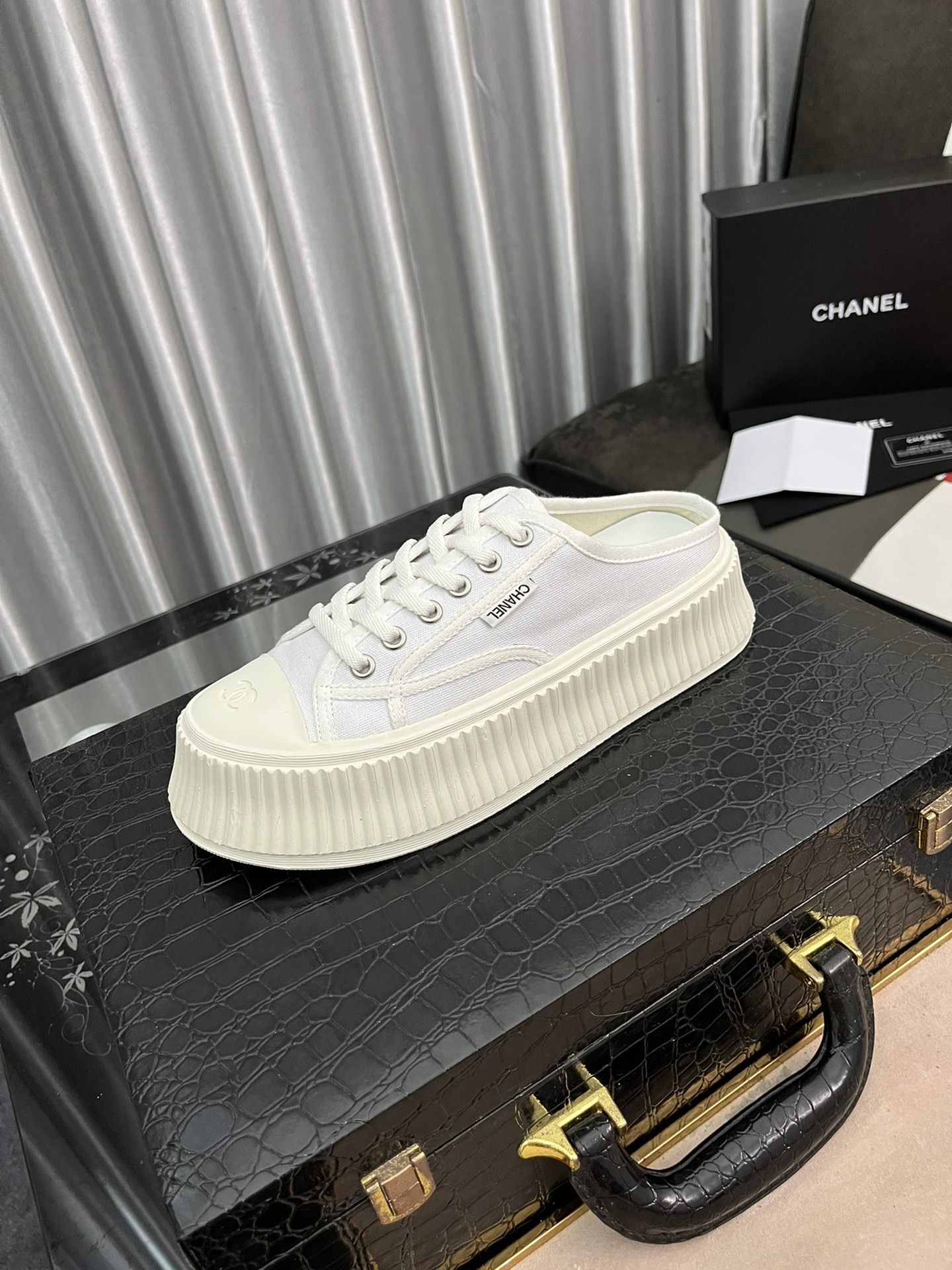 I0  女款顶级版小香C家香奈儿新厚底半拖饼干鞋目前超级流行的饼干鞋，网红明星小红书狂追热推 发售蠢萌可爱的造型带了点复古味 造型特殊，很有辨识度， 显瘦显腿长，绝对实力派，穿上也很舒服，高颜值 舒适，增高 一定要推荐给大家，今年系列的主打， 极简的风格，❶面料：原版订制帆布❷内里：水染牛皮 ❸垫脚：水染牛皮，脚感舒适，❹大底：原版开模高弹橡胶松糕大底❺底厚：5cm ❻包装：原版全套包装❼