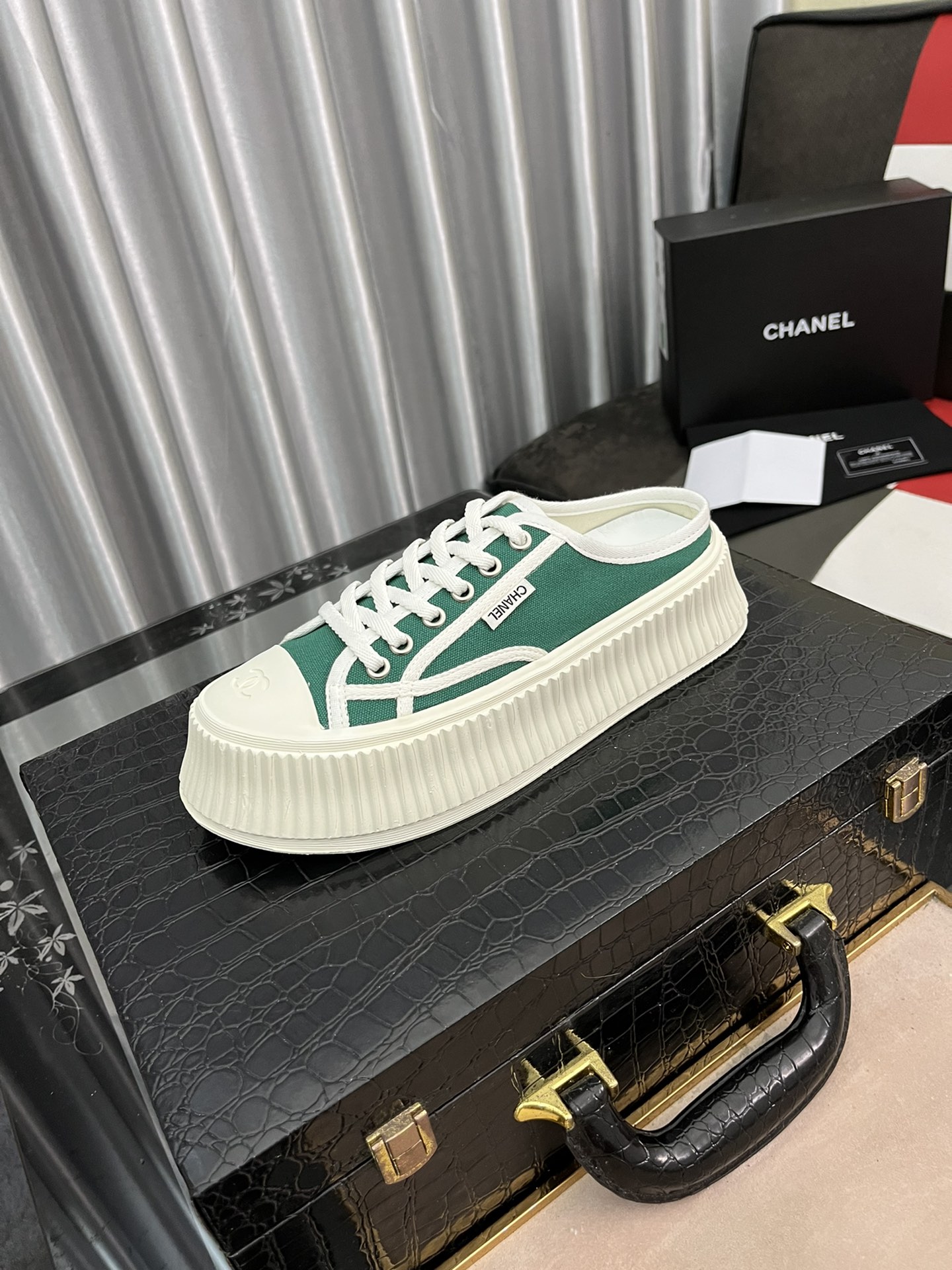 I0  女款顶级版小香C家香奈儿新厚底半拖饼干鞋目前超级流行的饼干鞋，网红明星小红书狂追热推 发售蠢萌可爱的造型带了点复古味 造型特殊，很有辨识度， 显瘦显腿长，绝对实力派，穿上也很舒服，高颜值 舒适，增高 一定要推荐给大家，今年系列的主打， 极简的风格，❶面料：原版订制帆布❷内里：水染牛皮 ❸垫脚：水染牛皮，脚感舒适，❹大底：原版开模高弹橡胶松糕大底❺底厚：5cm ❻包装：原版全套包装❼