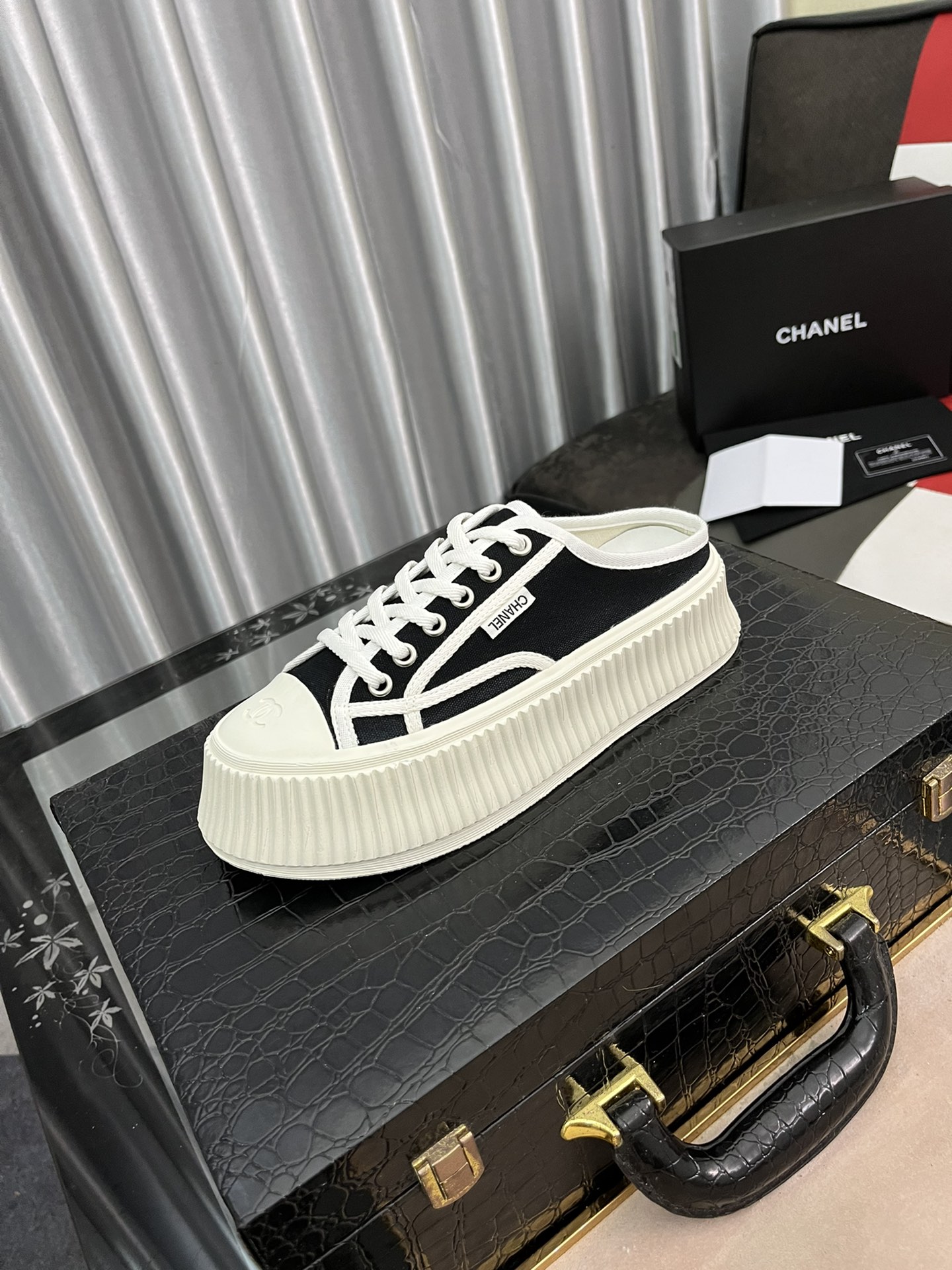 I0  女款顶级版小香C家香奈儿新厚底半拖饼干鞋目前超级流行的饼干鞋，网红明星小红书狂追热推 发售蠢萌可爱的造型带了点复古味 造型特殊，很有辨识度， 显瘦显腿长，绝对实力派，穿上也很舒服，高颜值 舒适，增高 一定要推荐给大家，今年系列的主打， 极简的风格，❶面料：原版订制帆布❷内里：水染牛皮 ❸垫脚：水染牛皮，脚感舒适，❹大底：原版开模高弹橡胶松糕大底❺底厚：5cm ❻包装：原版全套包装❼