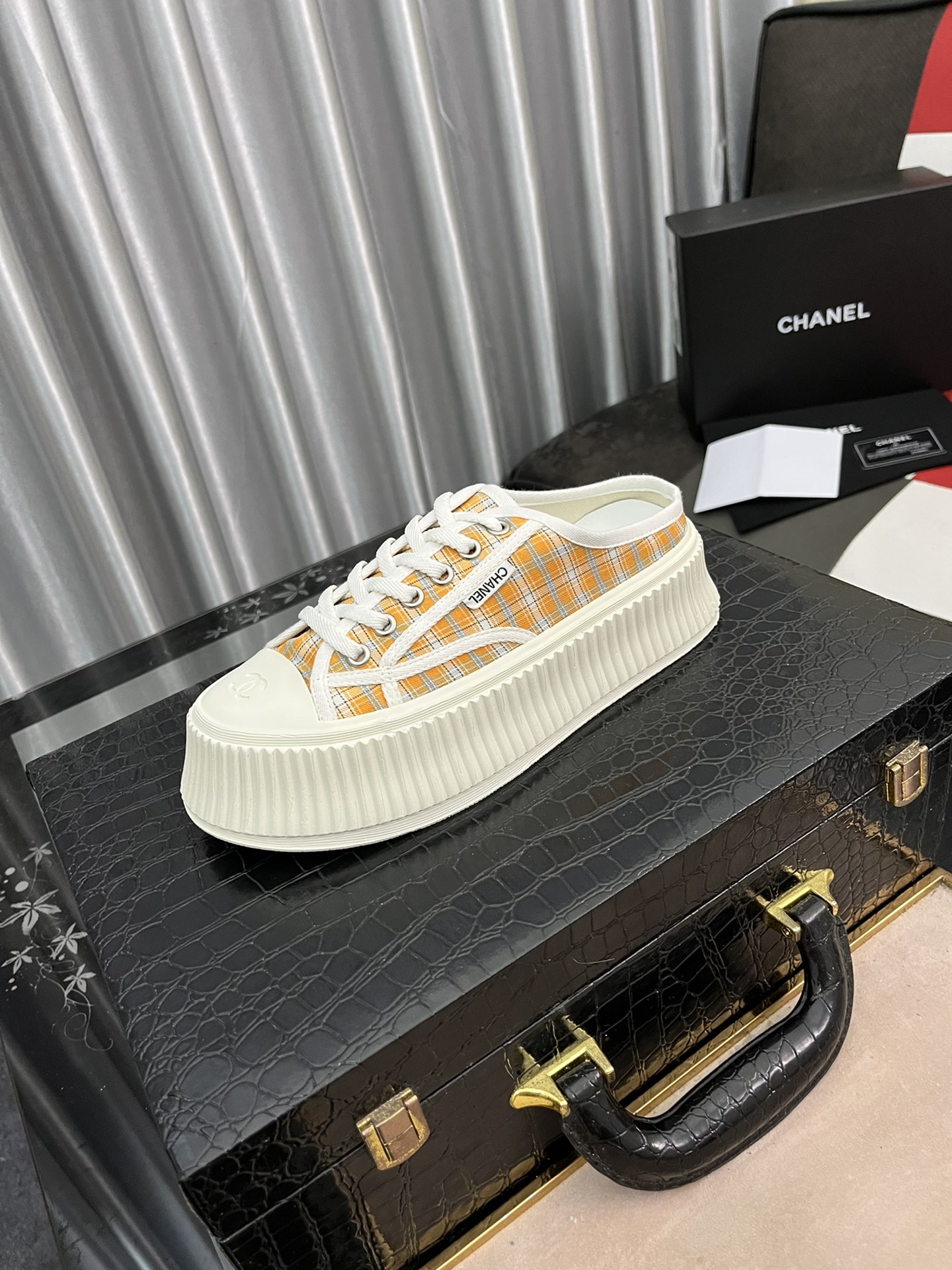 I0  女款顶级版小香C家香奈儿新厚底半拖饼干鞋目前超级流行的饼干鞋，网红明星小红书狂追热推 发售蠢萌可爱的造型带了点复古味 造型特殊，很有辨识度， 显瘦显腿长，绝对实力派，穿上也很舒服，高颜值 舒适，增高 一定要推荐给大家，今年系列的主打， 极简的风格，❶面料：原版订制帆布❷内里：水染牛皮 ❸垫脚：水染牛皮，脚感舒适，❹大底：原版开模高弹橡胶松糕大底❺底厚：5cm ❻包装：原版全套包装❼