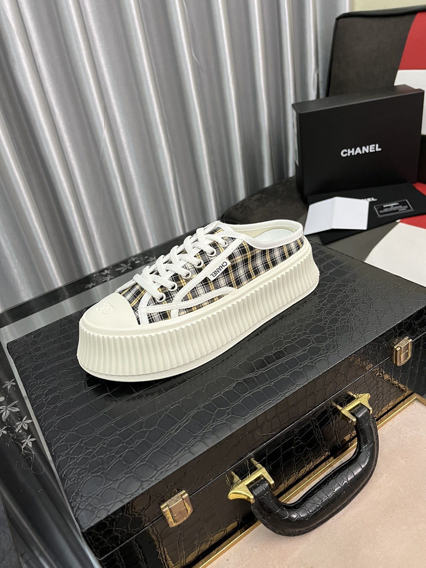 I0  女款顶级版小香C家香奈儿新厚底半拖饼干鞋目前超级流行的饼干鞋，网红明星小红书狂追热推 发售蠢萌可爱的造型带了点复古味 造型特殊，很有辨识度， 显瘦显腿长，绝对实力派，穿上也很舒服，高颜值 舒适，增高 一定要推荐给大家，今年系列的主打， 极简的风格，❶面料：原版订制帆布❷内里：水染牛皮 ❸垫脚：水染牛皮，脚感舒适，❹大底：原版开模高弹橡胶松糕大底❺底厚：5cm ❻包装：原版全套包装❼