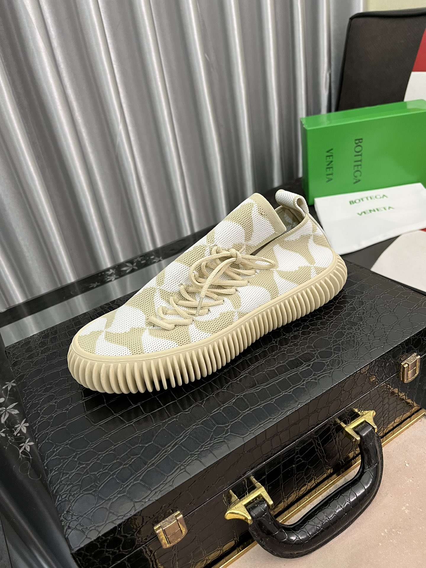 I5  Bottega Veneta  /宝缇嘉2022SS运动休闲鞋，颇有军鞋范，鞋底柔软适合，面料采用高端大气的飞织工艺，一脚蹬简便又舒适，加上时尚特别鞋底外形，真的绝了✔面料：科技飞织鞋面布 原版定染 透气轻便✔鞋底：环保橡胶 ✔整体线条流畅 穿着舒适 光脚体验感💯✔