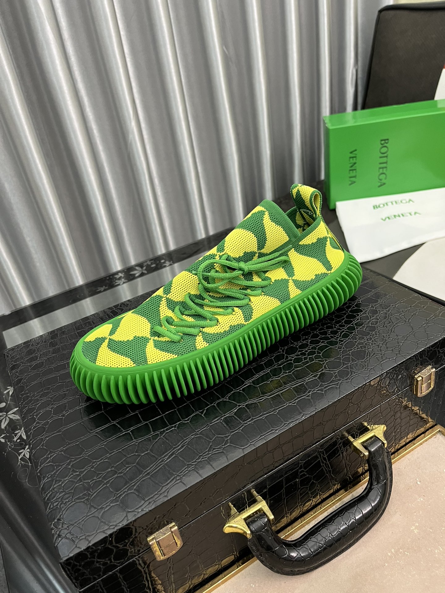 I5  Bottega Veneta  /宝缇嘉2022SS运动休闲鞋，颇有军鞋范，鞋底柔软适合，面料采用高端大气的飞织工艺，一脚蹬简便又舒适，加上时尚特别鞋底外形，真的绝了✔面料：科技飞织鞋面布 原版定染 透气轻便✔鞋底：环保橡胶 ✔整体线条流畅 穿着舒适 光脚体验感💯✔