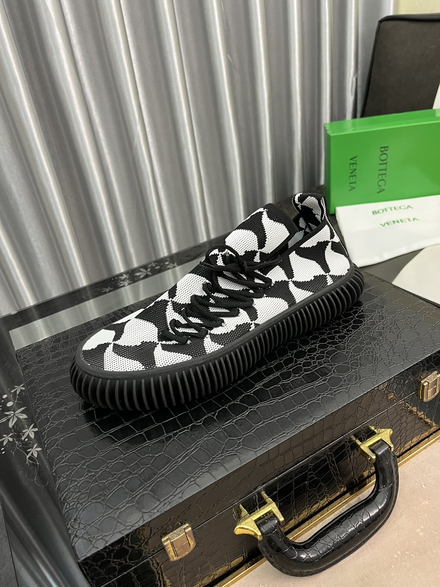 I5  Bottega Veneta  /宝缇嘉2022SS运动休闲鞋，颇有军鞋范，鞋底柔软适合，面料采用高端大气的飞织工艺，一脚蹬简便又舒适，加上时尚特别鞋底外形，真的绝了✔面料：科技飞织鞋面布 原版定染 透气轻便✔鞋底：环保橡胶 ✔整体线条流畅 穿着舒适 光脚体验感💯✔