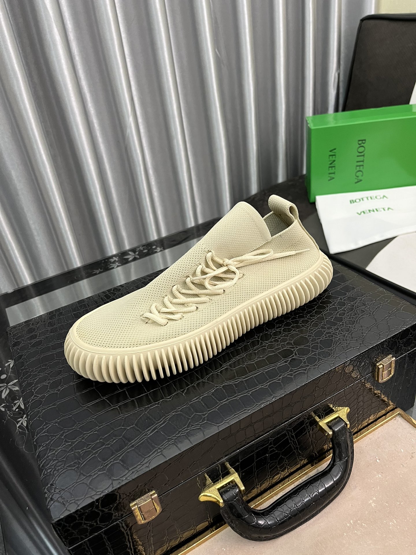 I5  Bottega Veneta  /宝缇嘉2022SS运动休闲鞋，颇有军鞋范，鞋底柔软适合，面料采用高端大气的飞织工艺，一脚蹬简便又舒适，加上时尚特别鞋底外形，真的绝了✔面料：科技飞织鞋面布 原版定染 透气轻便✔鞋底：环保橡胶 ✔整体线条流畅 穿着舒适 光脚体验感💯✔