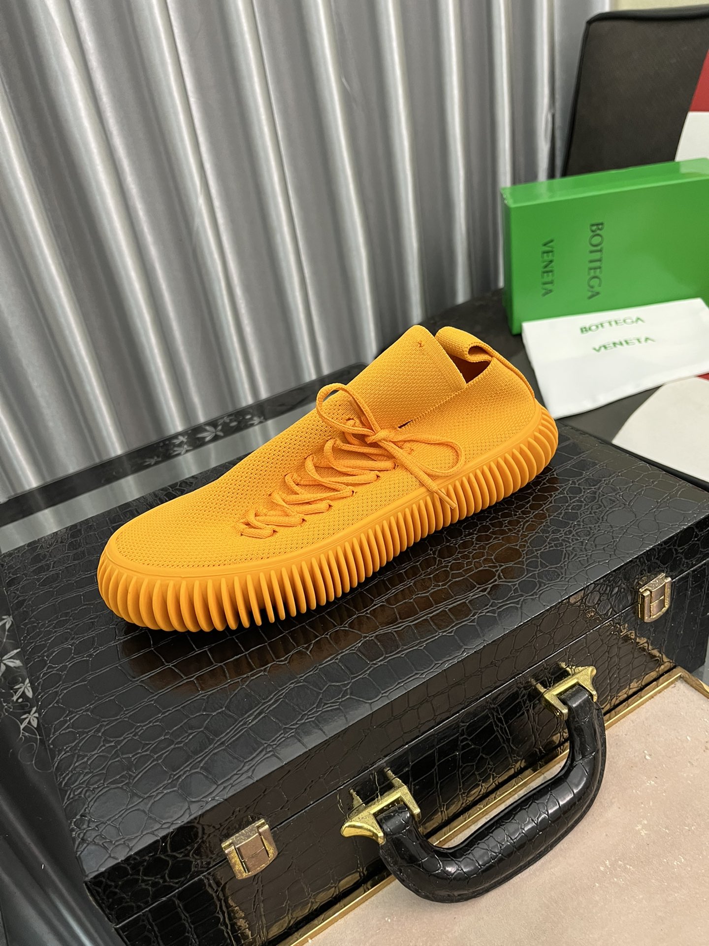 I5  Bottega Veneta  /宝缇嘉2022SS运动休闲鞋，颇有军鞋范，鞋底柔软适合，面料采用高端大气的飞织工艺，一脚蹬简便又舒适，加上时尚特别鞋底外形，真的绝了✔面料：科技飞织鞋面布 原版定染 透气轻便✔鞋底：环保橡胶 ✔整体线条流畅 穿着舒适 光脚体验感💯✔