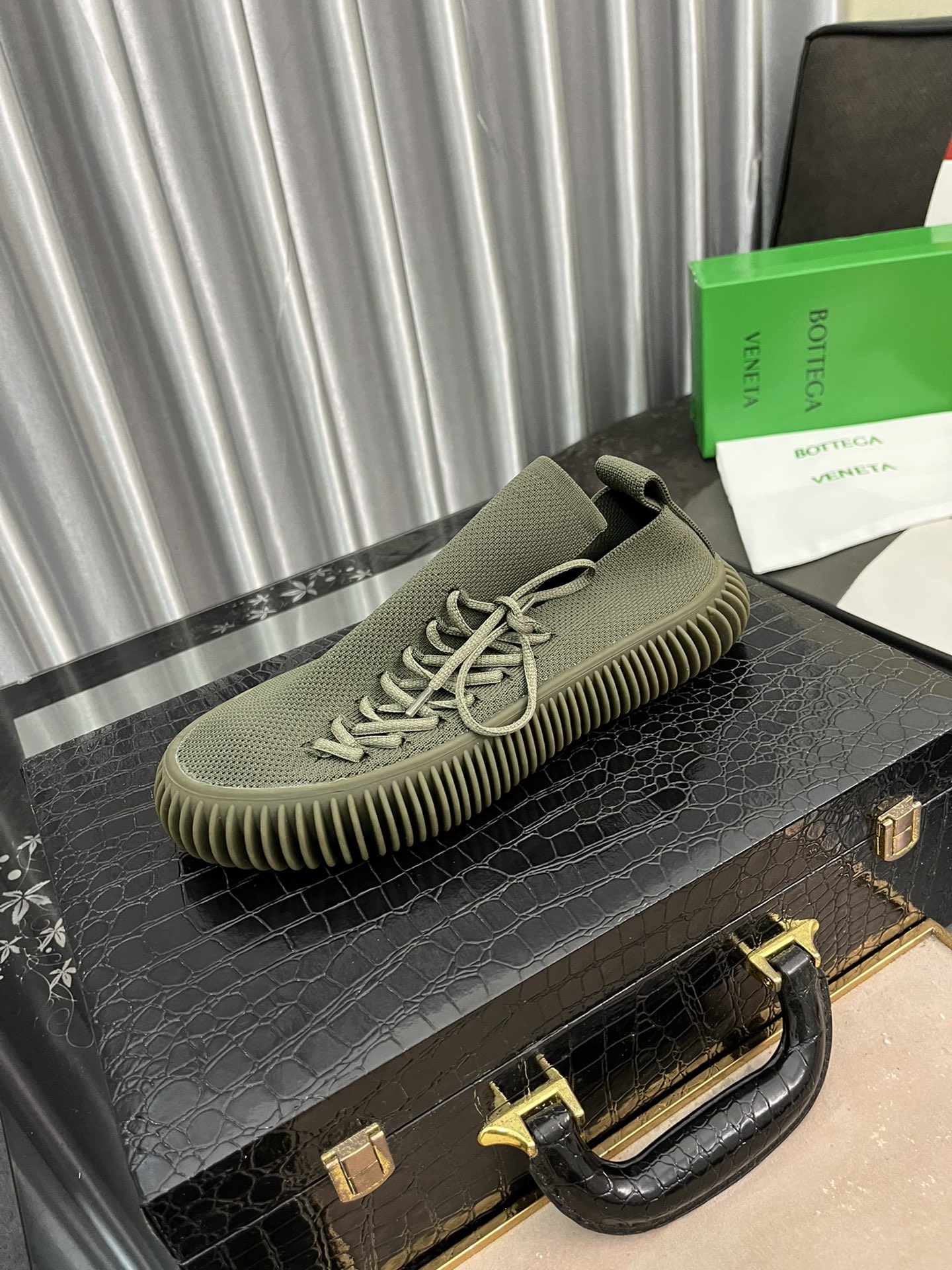 I5  Bottega Veneta  /宝缇嘉2022SS运动休闲鞋，颇有军鞋范，鞋底柔软适合，面料采用高端大气的飞织工艺，一脚蹬简便又舒适，加上时尚特别鞋底外形，真的绝了✔面料：科技飞织鞋面布 原版定染 透气轻便✔鞋底：环保橡胶 ✔整体线条流畅 穿着舒适 光脚体验感💯✔