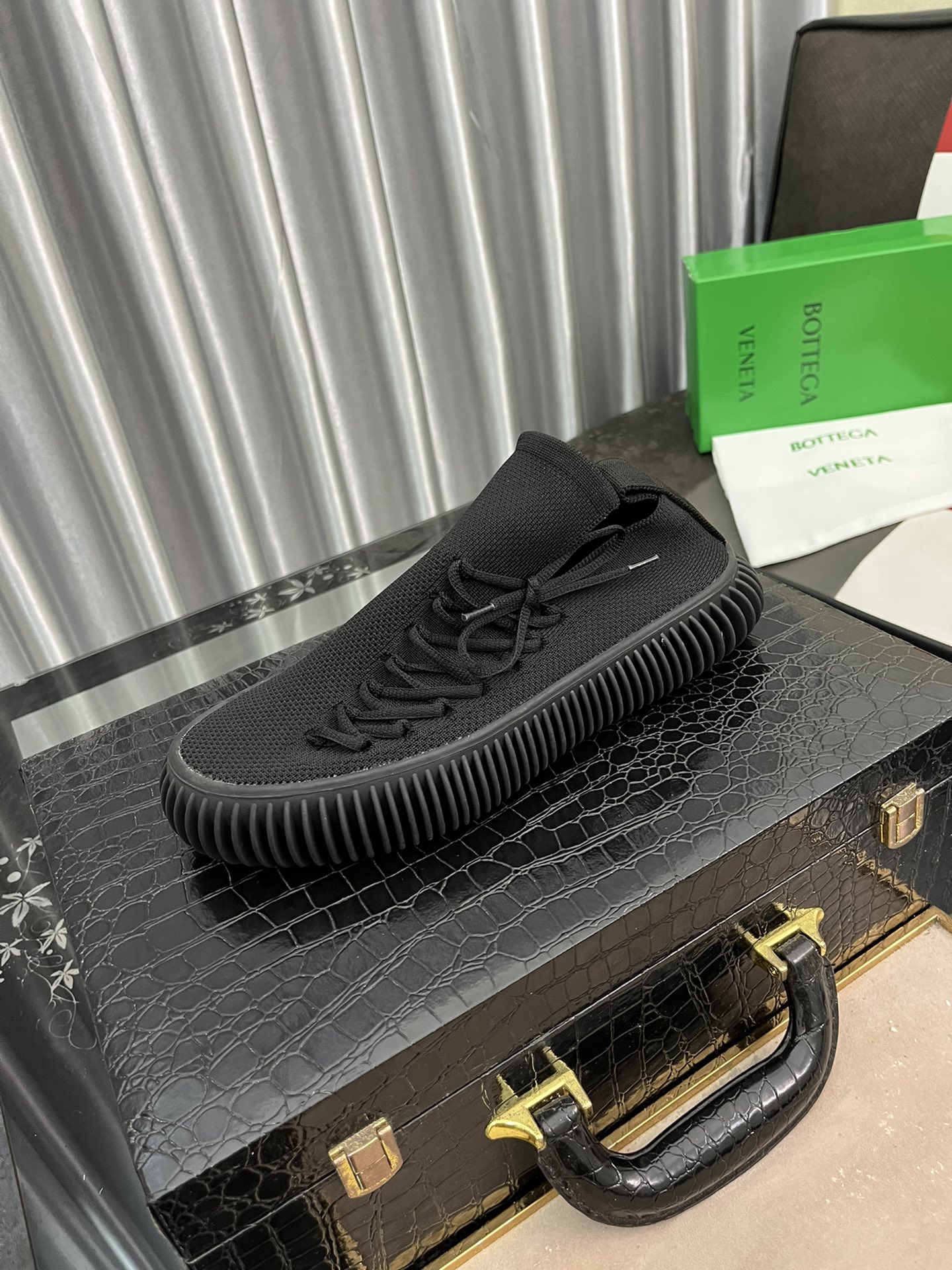 I5  Bottega Veneta  /宝缇嘉2022SS运动休闲鞋，颇有军鞋范，鞋底柔软适合，面料采用高端大气的飞织工艺，一脚蹬简便又舒适，加上时尚特别鞋底外形，真的绝了✔面料：科技飞织鞋面布 原版定染 透气轻便✔鞋底：环保橡胶 ✔整体线条流畅 穿着舒适 光脚体验感💯✔