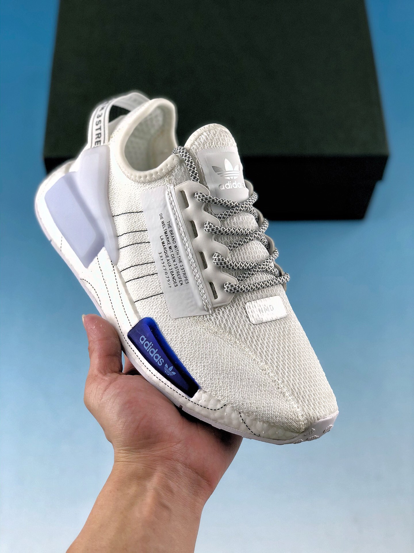  支持放店
Adidas NMD _R1 虎扑版本 原厂鱼鳞 BOOST 专柜同步上架‼现货仓储  全年稳定现货供应原装进口Boost原料  永不发黄氧化！！
货号：GY5355YF
尺码 36 36.5 37 38 38.5 39 40 40.5 41 42 42.5 43 44 44.5 45