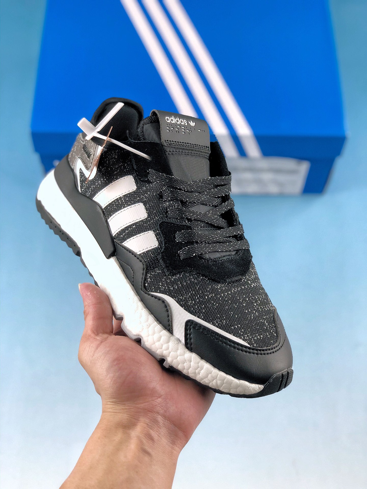  支持放店
阿迪达斯/Adidas Nite Jogger 三叶草 夜行者 
复古跑鞋原厂材料 原厂大底 私家独模 网布搭配头层皮拼接打造鞋面 极具复古风格鞋头及鞋跟点缀3M反光设计极为亮眼中底采用全掌 Boost 科技，厚度相当可观，脚感极佳
货号：FV6716
尺码：36 36.5 37 38 38.5 39 40 40.5 41 42 42.5 43 44 44.5 45