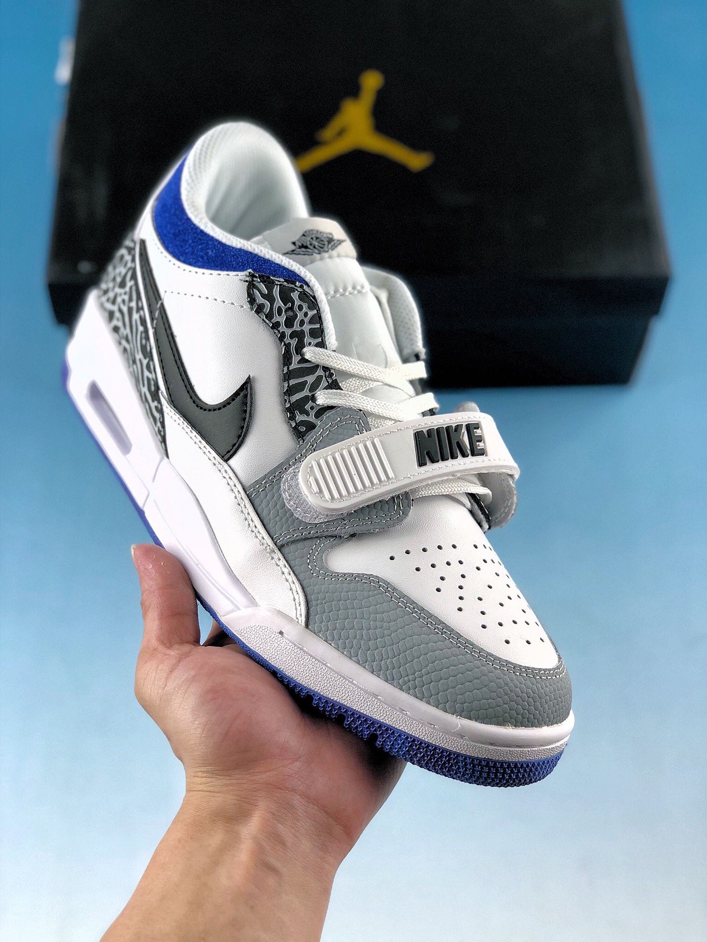  支持放店
Air Jordan Legacy 312 有着交错结合的设计，它的名字就展现出它所包含的鞋款元素，312 分别对应了 Air Jordan 3、Air Jordan 1 和 Air Trainer 2，将这三双经典又有不俗人气的鞋款融合，“最强三合一” 的名称由此得来 货号：DV9127 101 Size：36 36.5 37 38 38.5 39 40 40.5 41 42 42.5 43 44 44 44.5 45 46