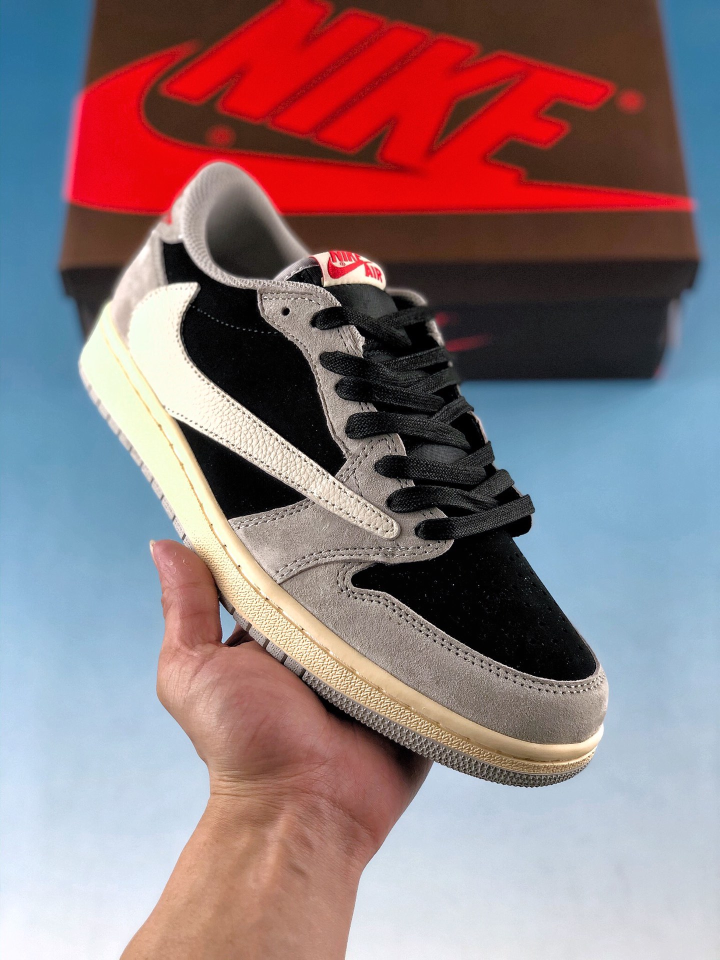  终端放货
Travis Scott x Air Jordan 1 Low AJ1 乔1黑绿倒勾 DM7866-128 低帮文化板鞋 尺码：36 36.5 37.5 38 38.5 39 40 40.5 41 42 42.5 43 44 44.5 45 46 47.5