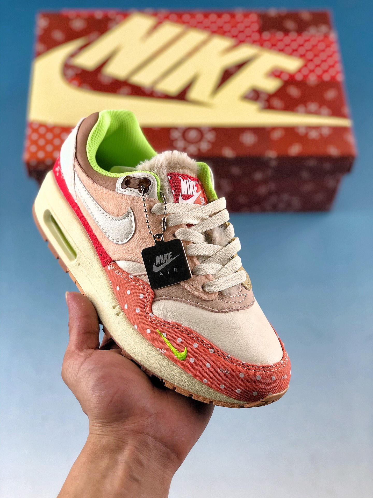  终端放店
Patta x Nike Air Max 1“Monarch”
复古休闲跑步鞋本次Nike携手来自荷兰阿姆斯特丹的接头品牌Patta,共同打造全新特别版Air Max 1。鞋面采用全新羊绒皮，透气性好耐磨损。侧面在经典Air Max 1的元年鞋形基础加入新颖波浪形图案设计，鞋舌鞋垫都缀以Patta品牌标志，鞋头处的Nike Swoosh更为这款联名之作增添了点睛之笔！
货号: DR2553 111
尺码:36 36.5 37.5 38 38.5 39 40 40.5 41 42 42.5 43 44 44.5 45