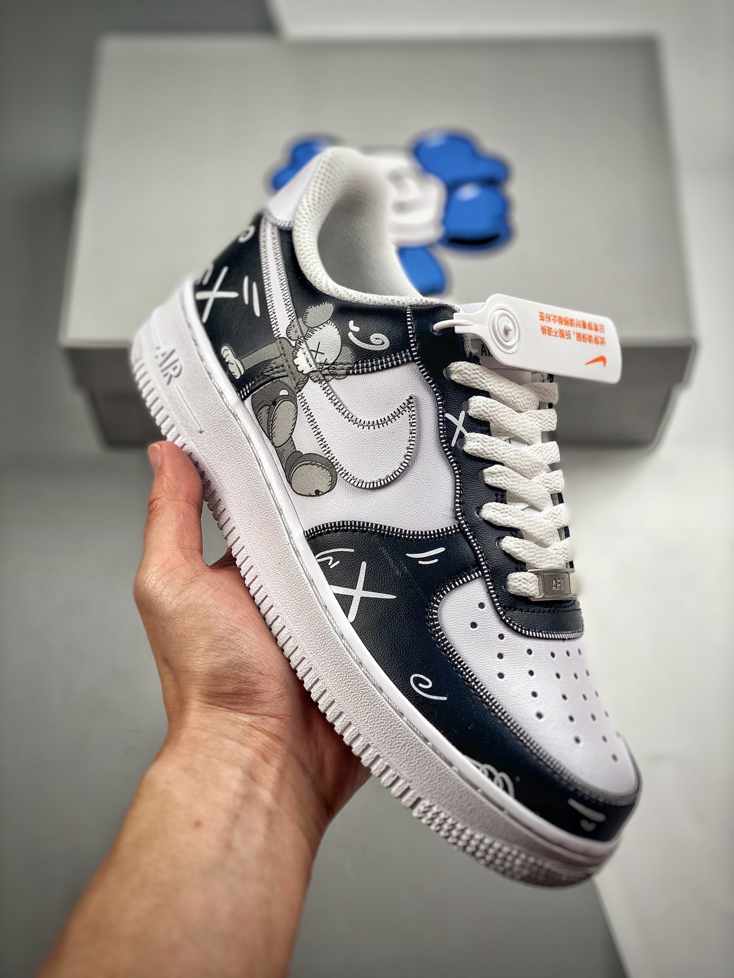 -3 Kaws×Nike Air Force 1 Low'07 黑白小熊联名 原楦头原纸板 打造纯正空军版型 专注外贸渠道 全掌内置蜂窝气垫 #原盒配件 原厂中底钢印、拉帮完美 货号：CW2288-777 Size：36 36.5 37.…