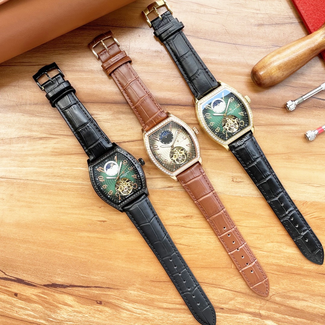 酒桶新品 震撼上市 最新： 江诗丹顿 Vacheron Constsntin 星辰飞轮设计 类型：精品男士腕表 表带：真牛皮表带 机芯：高端全自动机械机芯 镜面：矿物质强化玻璃更高清 品味高雅 浩瀚大气 匠心独运 腕间瑰宝 尺寸：直径42mm厚12.5mm