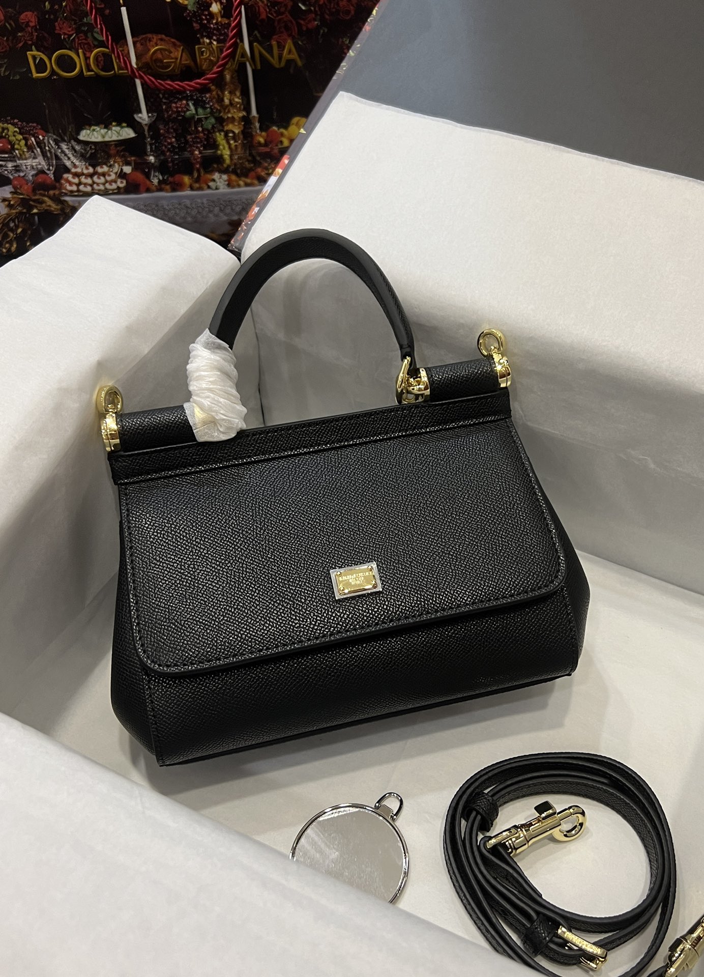 Top original order Dolce & Gabbana 👑
A Birkin bag in the fashion industry 👜 always has a hot 🔥 luminous ✨ highlight 🎨 every time it is displayed 🎨 It is always loved 💋 The color is always outstanding 🙅 The selection of materials gives people a strong visual impact 🎏 It has become a vibrant style and creativity to the fashion circle 🙅 🌟 Size: 20×17×7
Model 4135