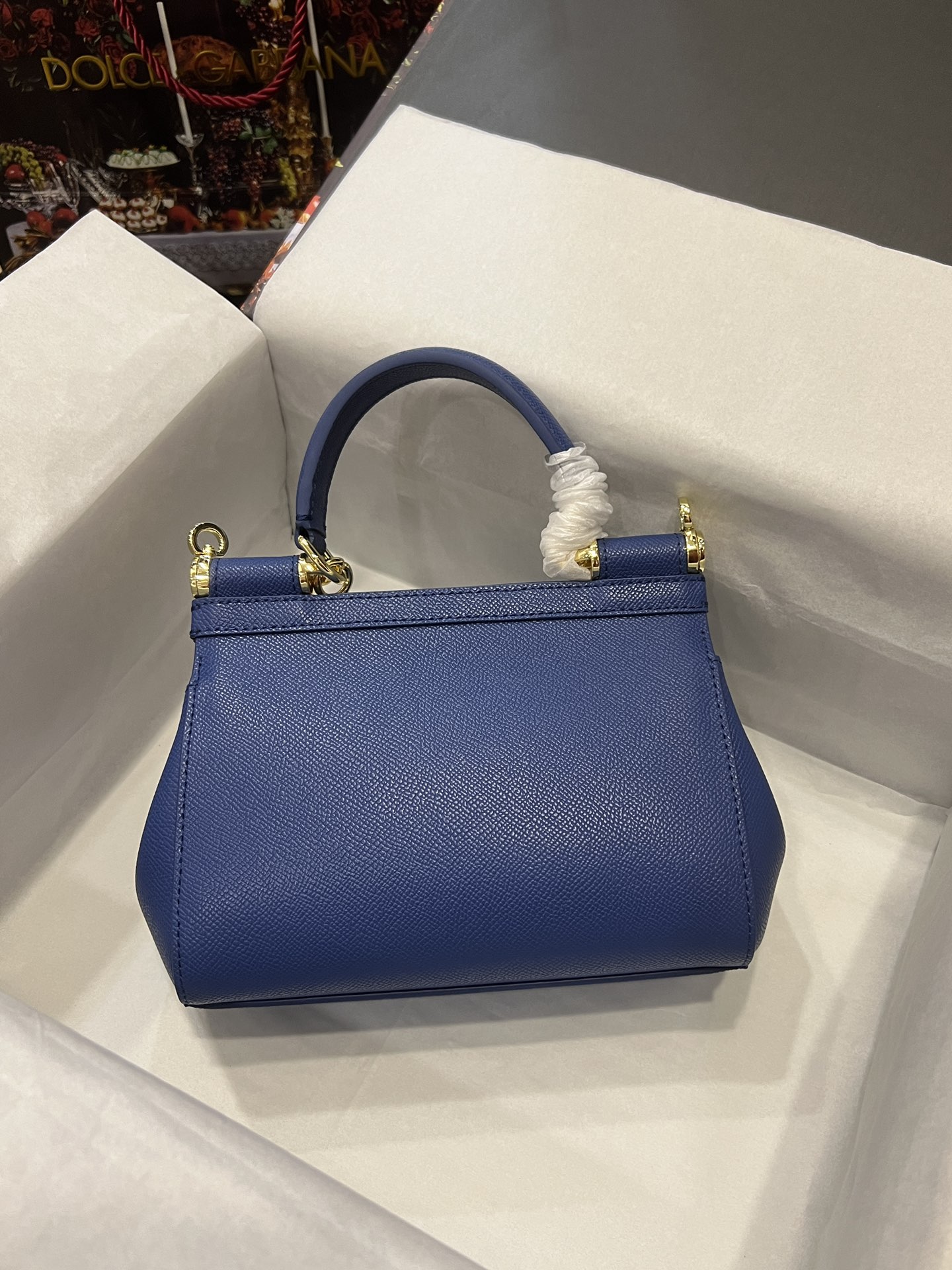 Top original order Dolce & Gabbana 👑
A Birkin bag in the fashion industry 👜 always has a hot 🔥 luminous ✨ highlight 🎨 that always makes people love it 💋 The color is always outstanding 🙅 The selection of materials gives people a strong visual impact 🎏 It has become a vibrant style and creativity to the fashion circle 🙅 🌟 Size: 20×17×7 model 4135 photo 1