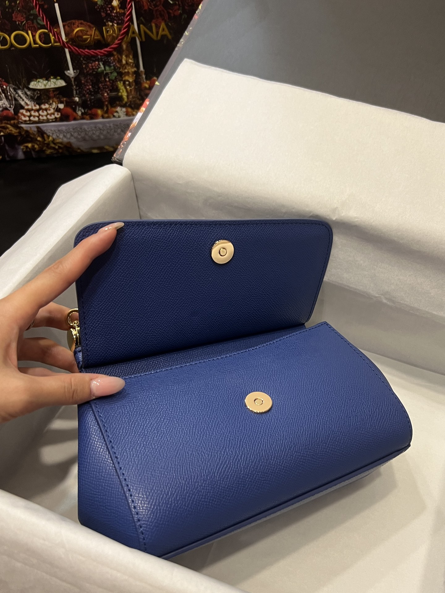 Top original order Dolce & Gabbana 👑
A Birkin bag in the fashion industry 👜 always has a hot 🔥 luminous ✨ highlight 🎨 that always makes people love it 💋 The color is always outstanding 🙅 The selection of materials gives people a strong visual impact 🎏 It has become a vibrant style and creativity to the fashion circle 🙅 🌟 Size: 20×17×7 model 4135 photo 2