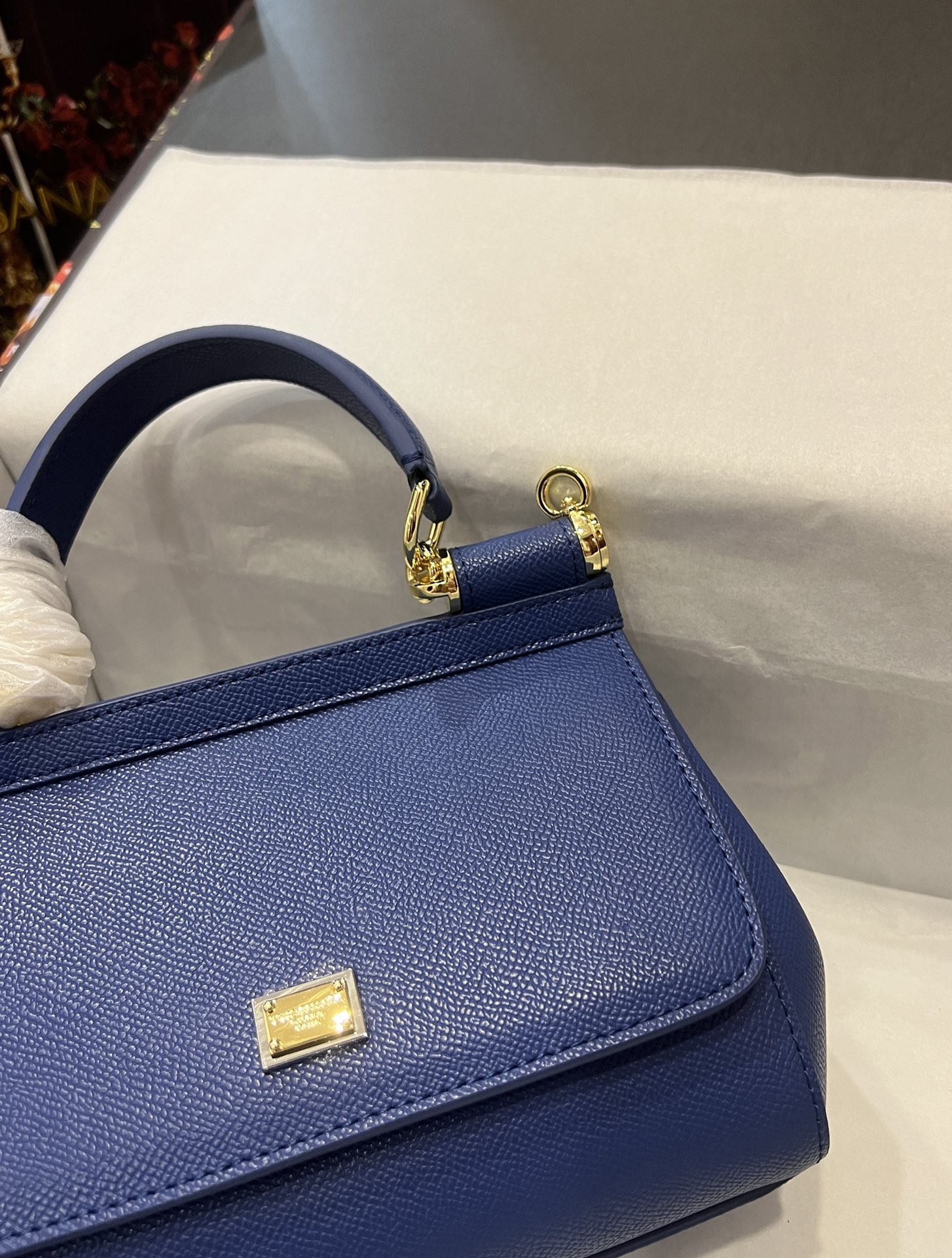Top original order Dolce & Gabbana 👑
A Birkin bag in the fashion industry 👜 always has a hot 🔥 luminous ✨ highlight 🎨 that always makes people love it 💋 The color is always outstanding 🙅 The selection of materials gives people a strong visual impact 🎏 It has become a vibrant style and creativity to the fashion circle 🙅 🌟 Size: 20×17×7 model 4135 photo 3