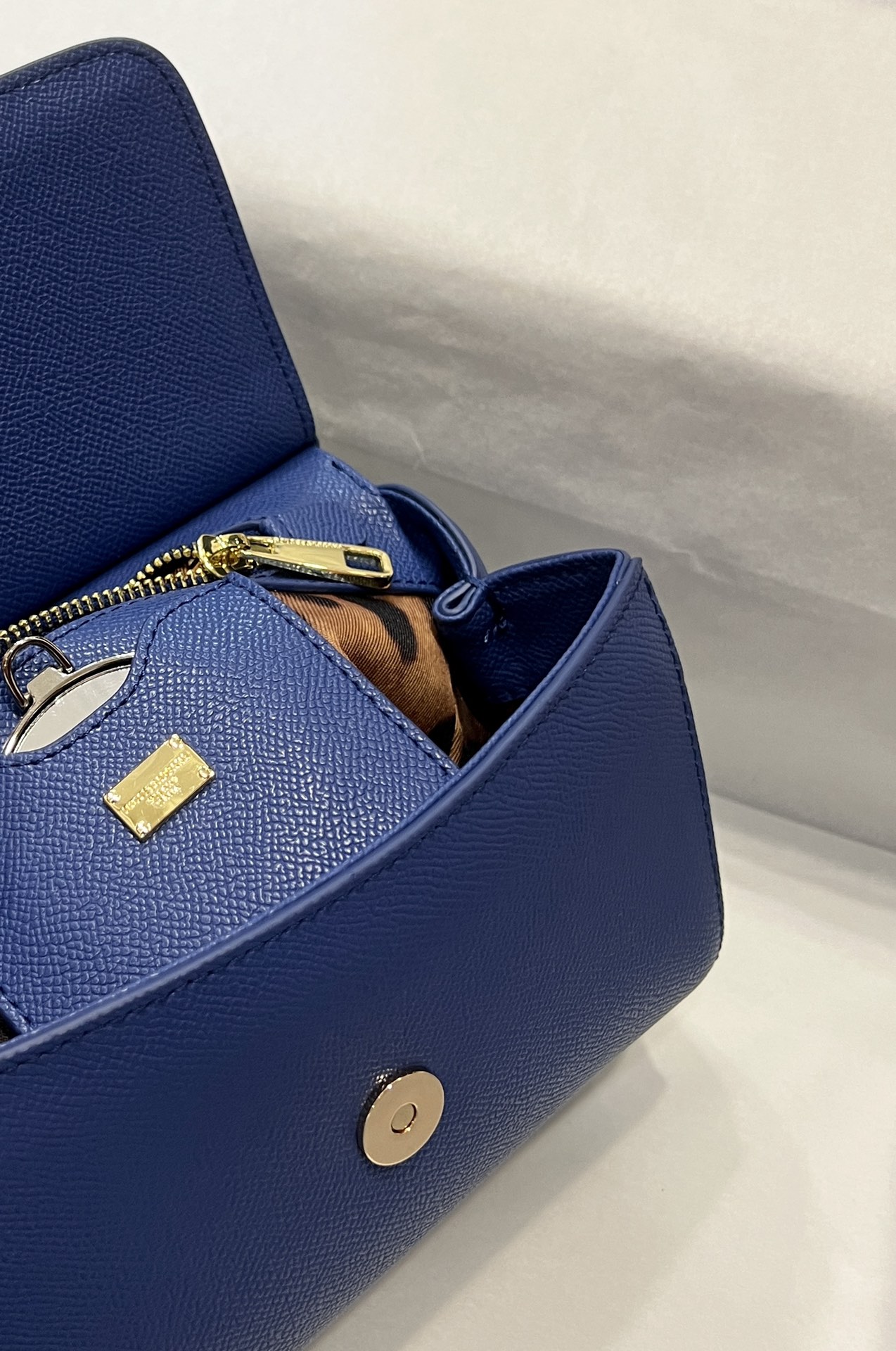 Top original order Dolce & Gabbana 👑
A Birkin bag in the fashion industry 👜 always has a hot 🔥 luminous ✨ highlight 🎨 that always makes people love it 💋 The color is always outstanding 🙅 The selection of materials gives people a strong visual impact 🎏 It has become a vibrant style and creativity to the fashion circle 🙅 🌟 Size: 20×17×7 model 4135 photo 4