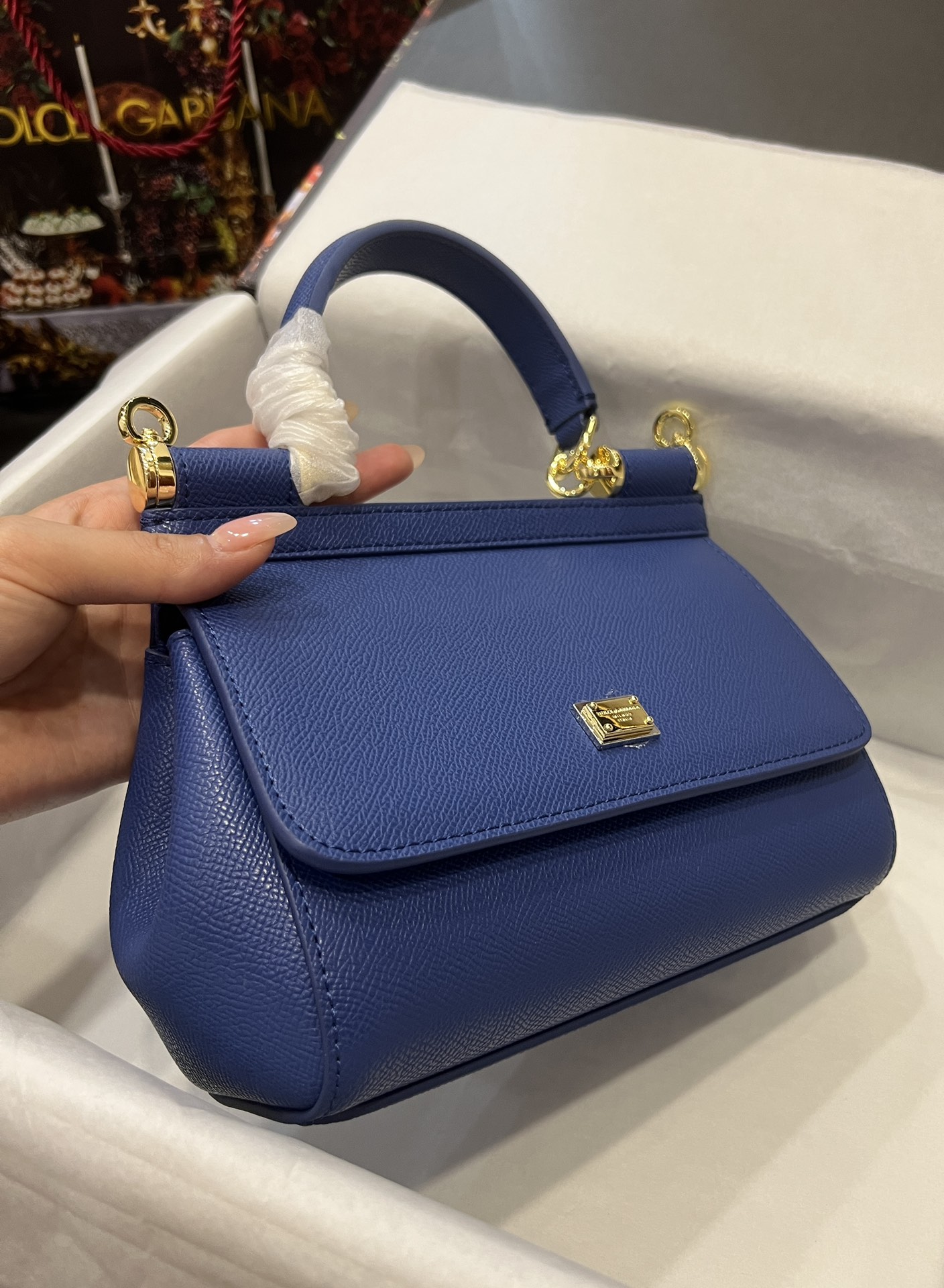 Top original order Dolce & Gabbana 👑
A Birkin bag in the fashion industry 👜 always has a hot 🔥 luminous ✨ highlight 🎨 that always makes people love it 💋 The color is always outstanding 🙅 The selection of materials gives people a strong visual impact 🎏 It has become a vibrant style and creativity to the fashion circle 🙅 🌟 Size: 20×17×7 model 4135 photo 5