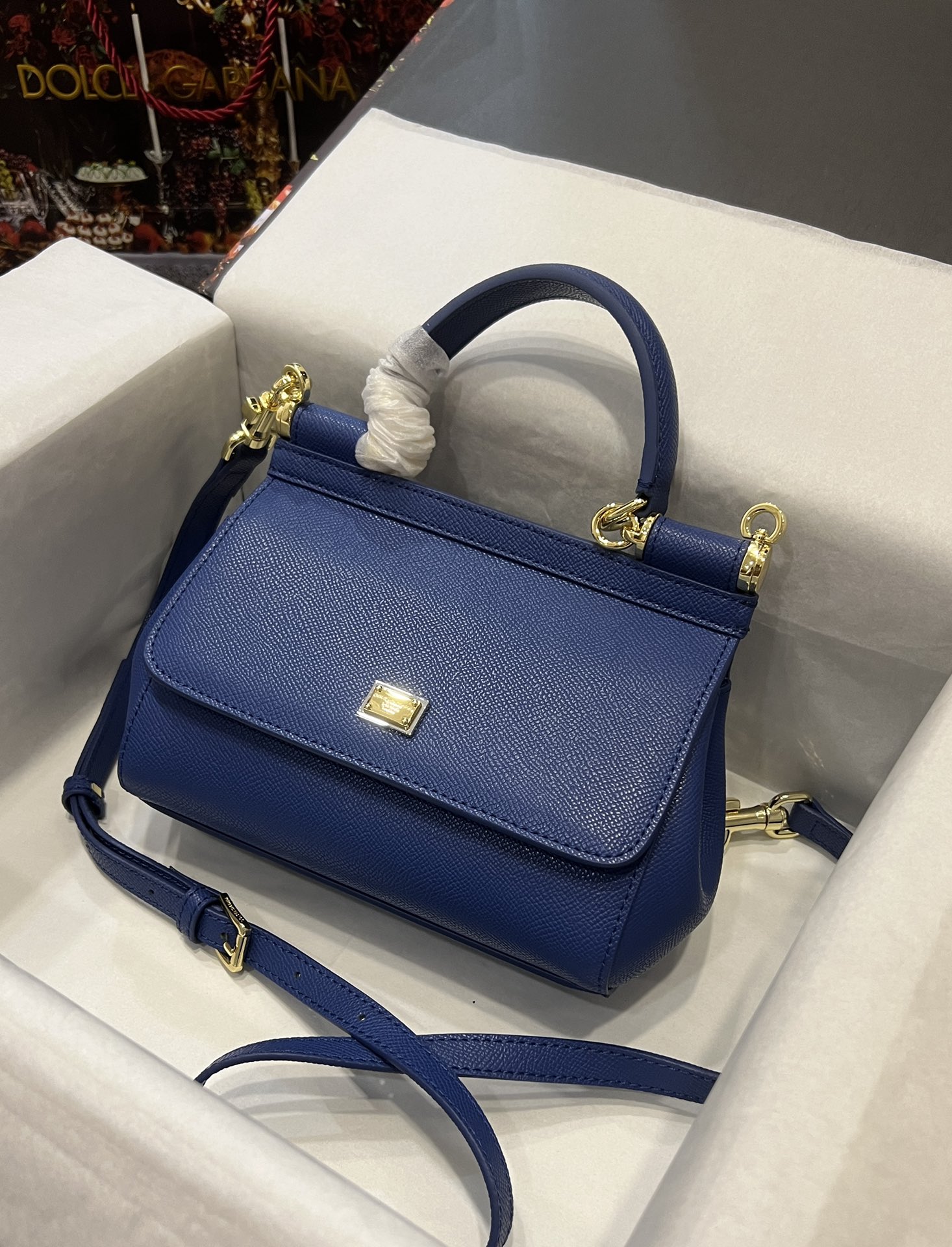 Top original order Dolce & Gabbana 👑
A Birkin bag in the fashion industry 👜 always has a hot 🔥 luminous ✨ highlight 🎨 that always makes people love it 💋 The color is always outstanding 🙅 The selection of materials gives people a strong visual impact 🎏 It has become a vibrant style and creativity to the fashion circle 🙅 🌟 Size: 20×17×7 model 4135 photo 7