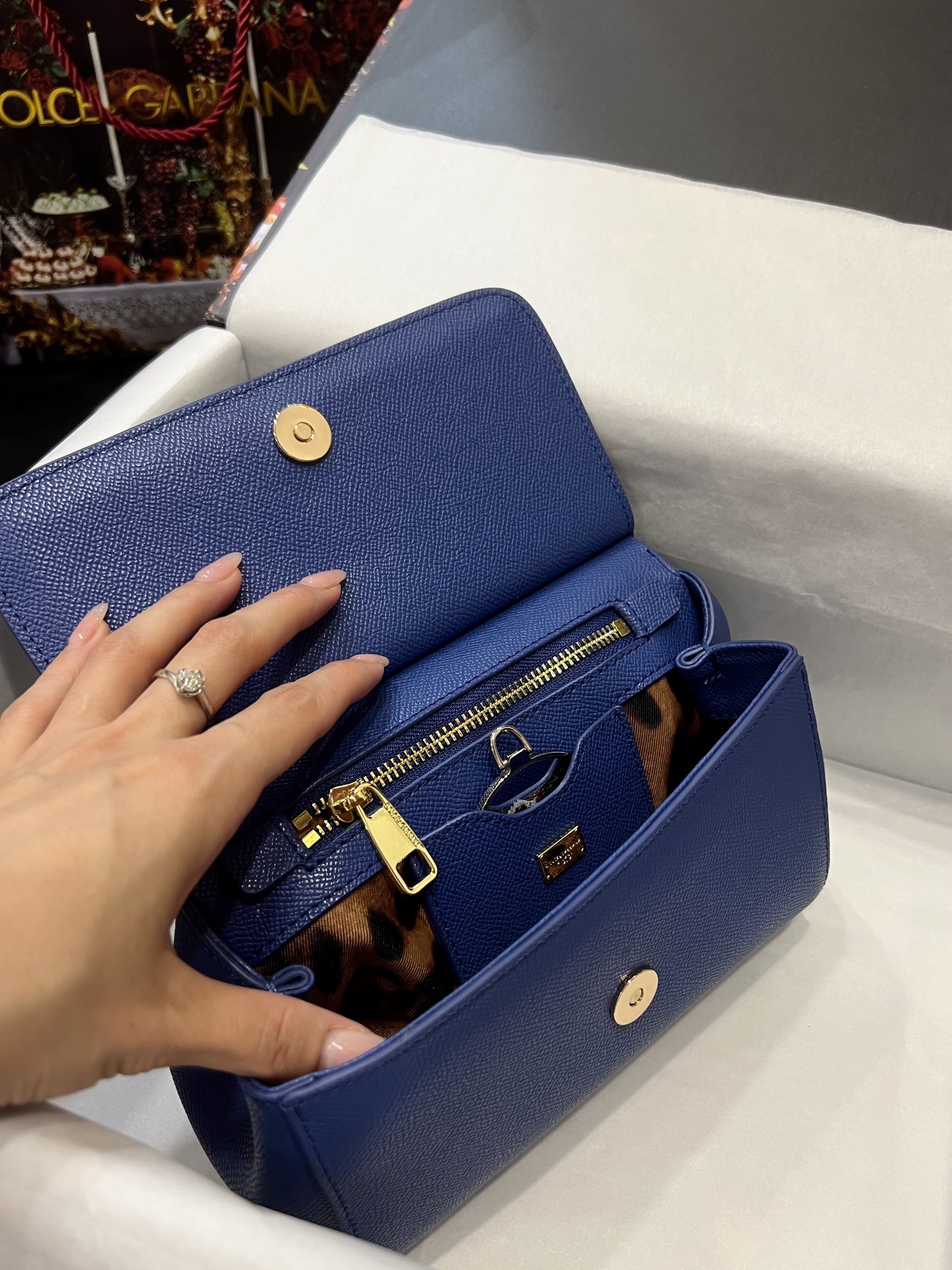 Top original order Dolce & Gabbana 👑
A Birkin bag in the fashion industry 👜 always has a hot 🔥 luminous ✨ highlight 🎨 that always makes people love it 💋 The color is always outstanding 🙅 The selection of materials gives people a strong visual impact 🎏 It has become a vibrant style and creativity to the fashion circle 🙅 🌟 Size: 20×17×7 model 4135 photo 8