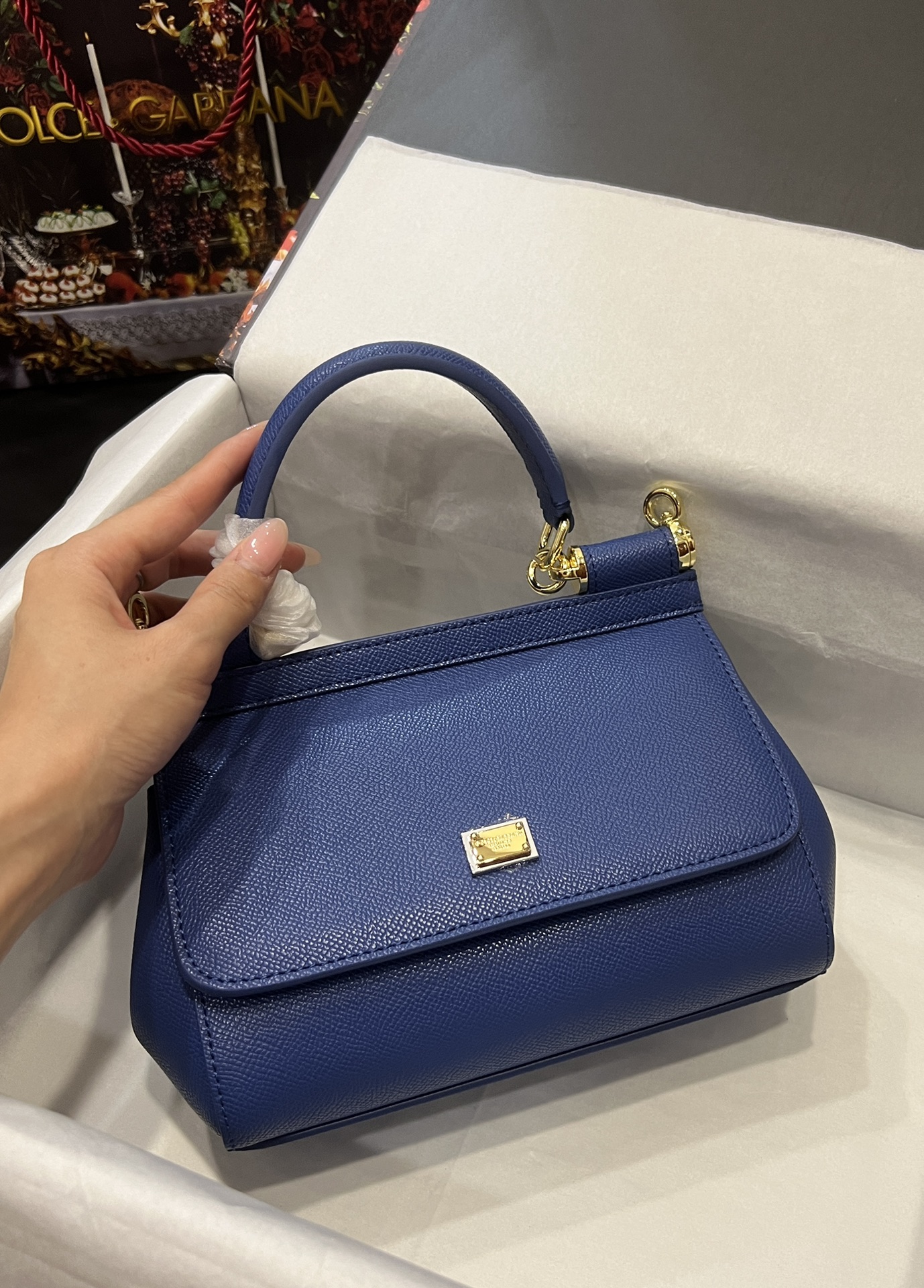 Top original order Dolce & Gabbana 👑
A Birkin bag in the fashion industry 👜 always has a hot 🔥 luminous ✨ highlight 🎨 that always makes people love it 💋 The color is always outstanding 🙅 The selection of materials gives people a strong visual impact 🎏 It has become a vibrant style and creativity to the fashion circle 🙅 🌟 Size: 20×17×7 model 4135