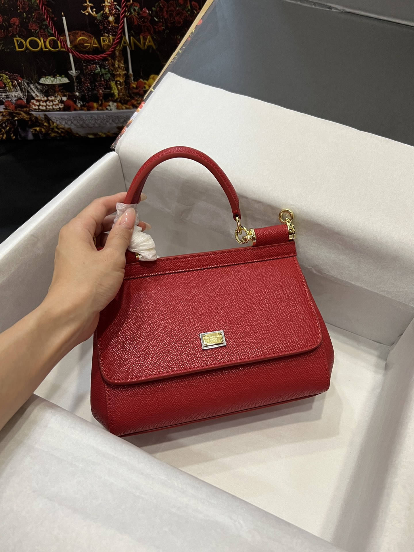 Top original order Dolce & Gabbana 👑
A Birkin bag in the fashion industry 👜 always has a hot 🔥 luminous ✨ highlight 🎨 every time it is displayed 🎨 It is always loved 💋 The color is always outstanding 🙅 The selection of materials gives people a strong visual impact 🎏 It has become a vibrant style and creativity to the fashion circle 🙅 🌟 Size: 20×17×7
Model 4135