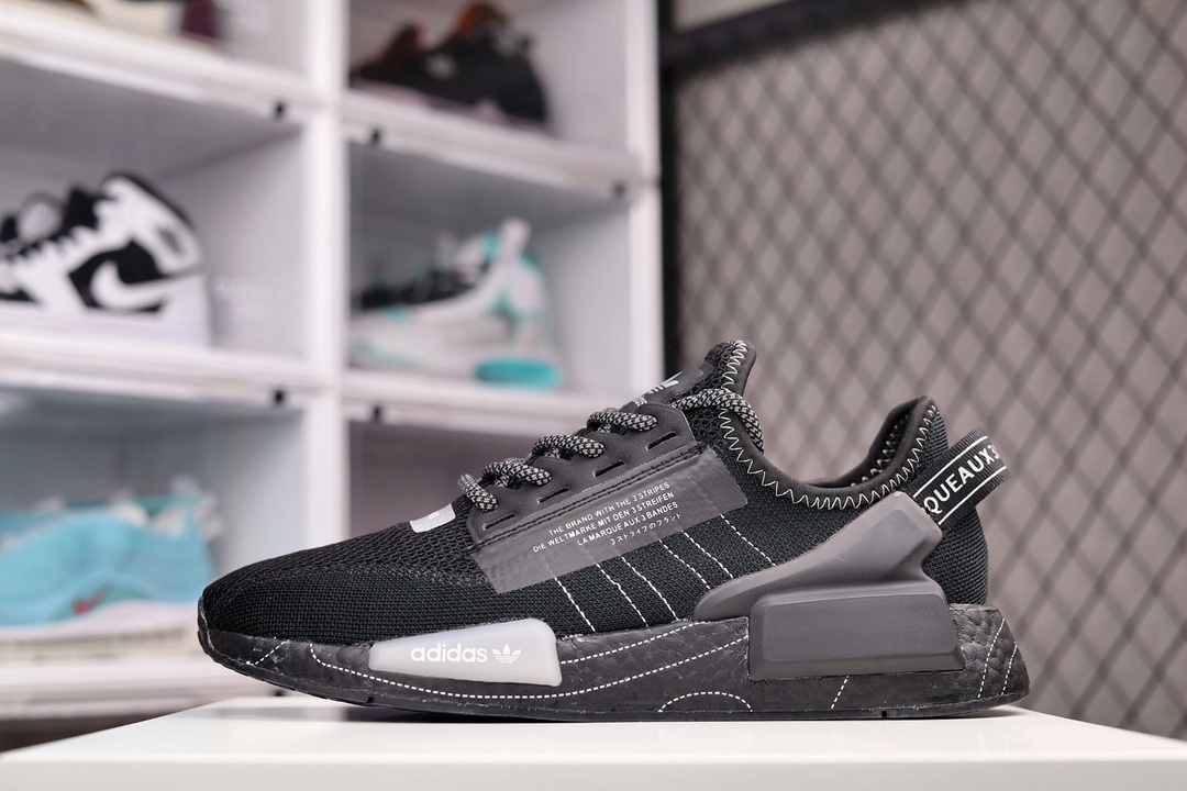 G0 阿迪达斯/ Adidas Boost NMD R1 经典跑鞋系列 全新配色 弹力针织鞋面 原装高弹BOOST颗粒大底 缓震性能卓越 体质轻盈且抗冲击 整双鞋子的透气性和舒适度完美