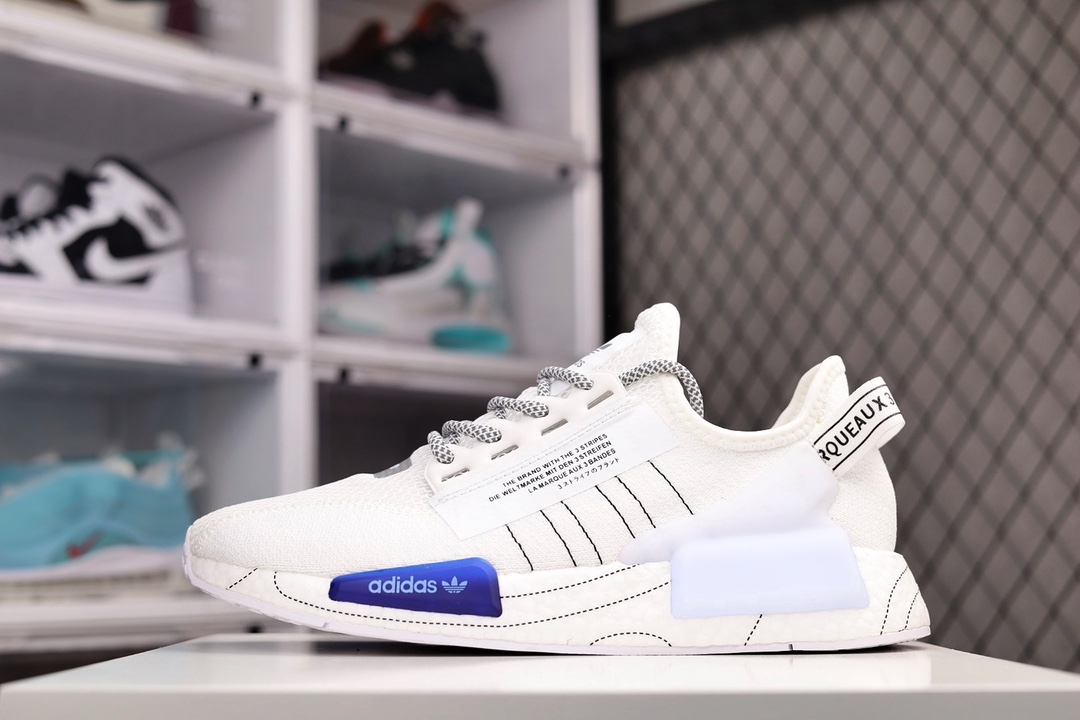 G0 阿迪达斯/ Adidas Boost NMD R1 经典跑鞋系列 全新配色 弹力针织鞋面 原装高弹BOOST颗粒大底 缓震性能卓越 体质轻盈且抗冲击 整双鞋子的透气性和舒适度完美