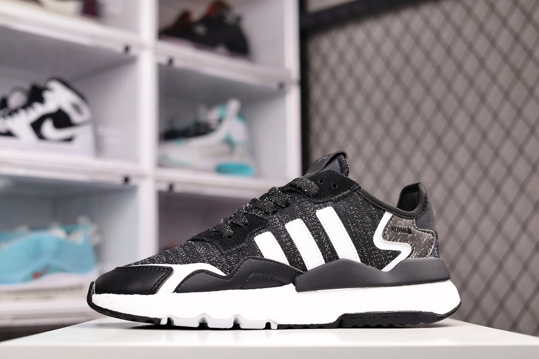 H0 公司级Adidas Nite Jogger 2022 Boos 三叶草 联名夜行者 复古跑鞋原厂材料 原厂大底 私家独模 网布搭配麂皮拼接打造鞋面 极具复古风格鞋头及鞋跟点缀3M反光设计极为亮眼中底采用全掌 Boost 科技，厚度相当可观，脚感极佳