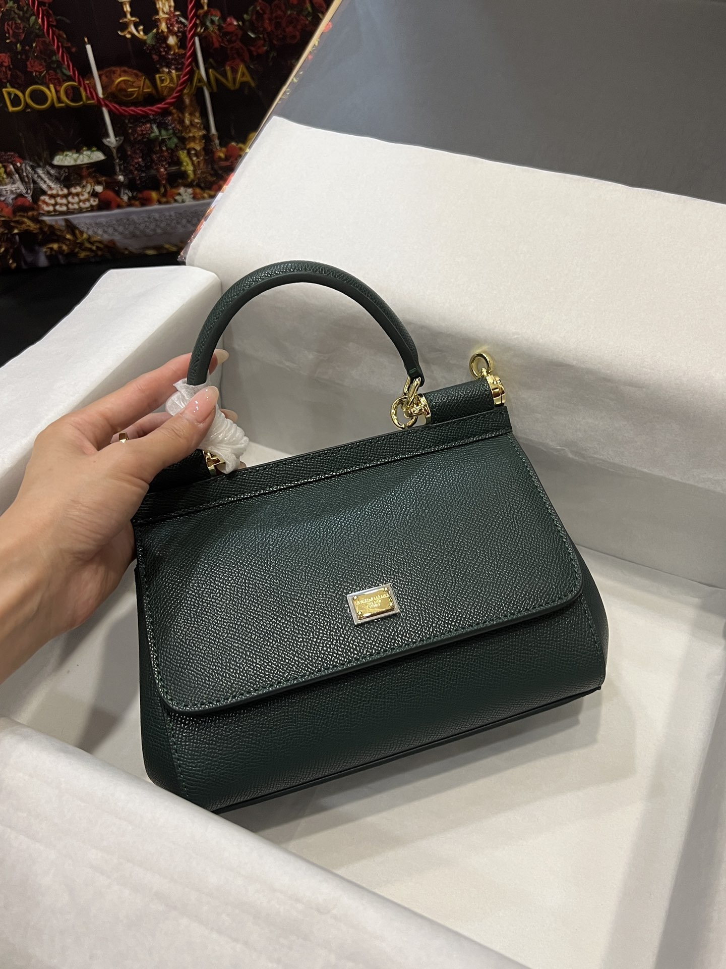 Top original order Dolce & Gabbana 👑
A Birkin bag in the fashion industry 👜 always has a hot 🔥 luminous ✨ highlight 🎨 every time it is displayed 🎨 It is always loved 💋 The color is always outstanding 🙅 The selection of materials gives people a strong visual impact 🎏 It has become a vibrant style and creativity to the fashion circle 🙅 🌟 Size: 20×17×7
Model 4135